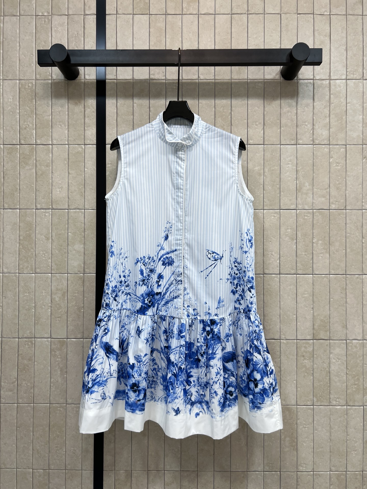 NO:833985,D Home 26 new summer style striped print dress, crisp cotton-feel fabric, classic stand-up collar, sleeveless + fully open button blue and white stripe design, blue and white porcelain pattern on the skirt, white edge contrast color finish, exquisite details, not picky about body shape, can be easily worn in daily life or special occasions, paired with simple accessories, more elegant temperament, four sizes in one color, Size/S-M-L-XL,, dior, skirts,19860909D家 26夏季新款 条纹印花连衣裙 挺括棉感面料 经典立领无袖+全开扣蓝白条纹设计 裙摆青花瓷图案 白边撞色收尾 细节精致 不挑身材 日常或特殊场合都能轻松驾驭 搭配简约配饰更显优雅气质 一色四码Size/S-M-L-XL,,dior,skirts,,Women's clothing