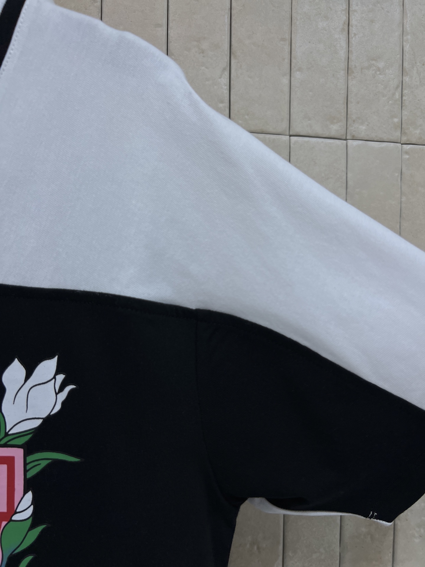 L家 26夏季新款 V领撞色短袖上衣 采用纯棉面料 黑白拼接的V领设计 正面粉色logo字母+白色花卉刺