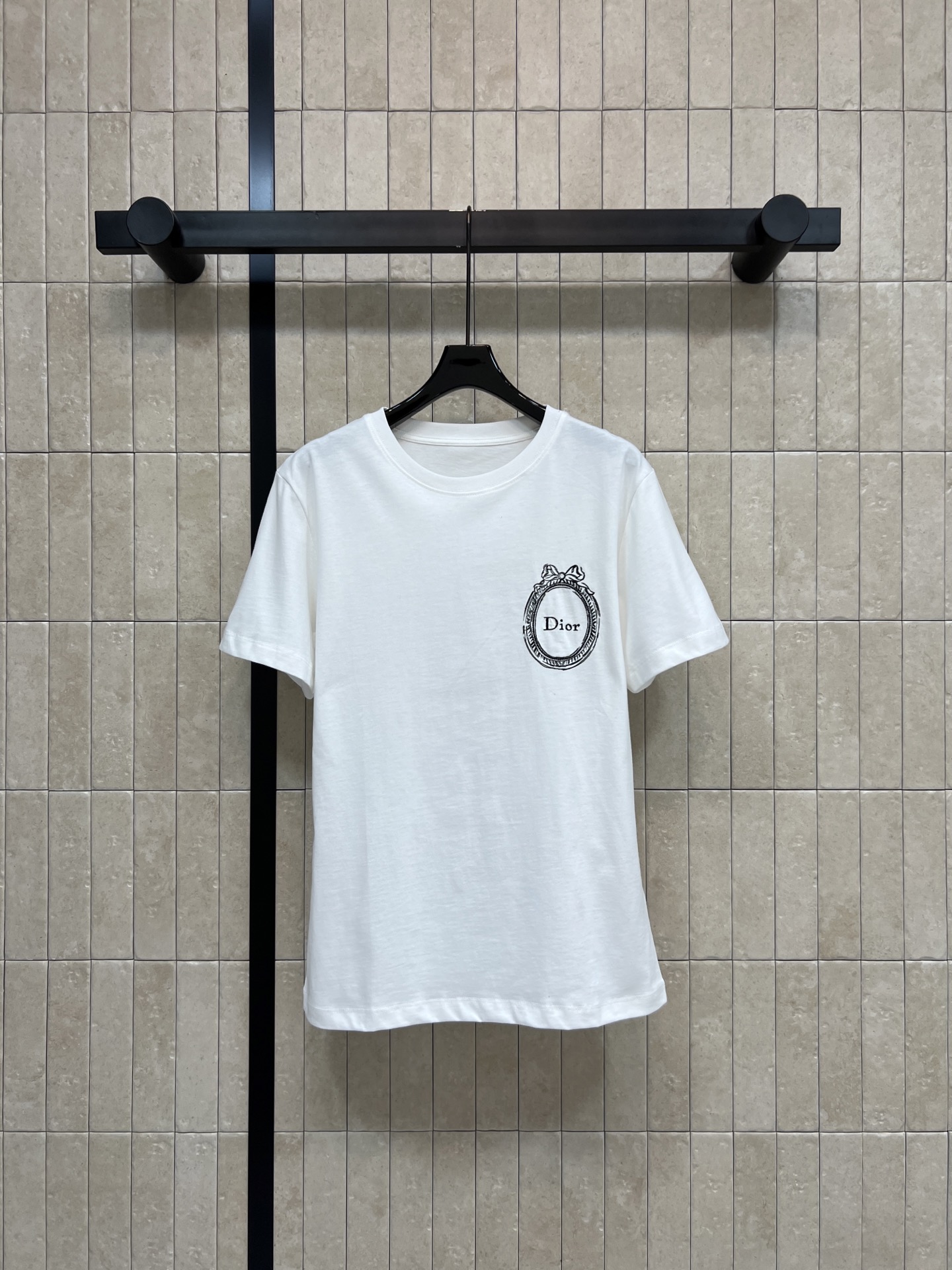 NO:834565,D's 26 new summer style, white round neck short sleeves, pure white cotton fabric, soft and breathable, super comfortable to wear in summer, oval pattern + logo on the chest, exquisite details, full of brand sense, regular shoulder shape, modified body proportions, can be worn alone or layered, easy to switch between multiple styles, overall simple and elegant, fashionable and practical, three sizes in one color, Size/S-M-L,, dior, T-shirt,19860909D家 26夏季新款 白色圆领短袖 纯白棉质面料 柔软透气 夏天穿超舒服 胸前椭圆图案+logo字样 细节精致 品牌感满满 正肩常规版型 修饰身材比例 单穿或叠搭都很OK 轻松切换多种风格 整体简约大气 时尚又实用 一色三码Size/S-M-L,,dior,T-shirt,,Women's clothing