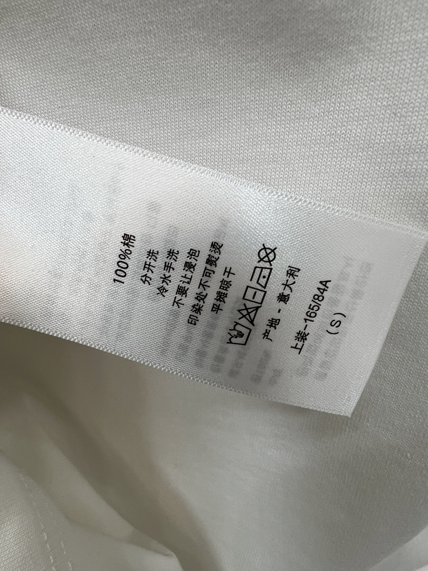 D家 26夏季新款 白色圆领短袖 纯白棉质面料 柔软透气 夏天穿超舒服 胸前椭圆图案+logo字样 细节