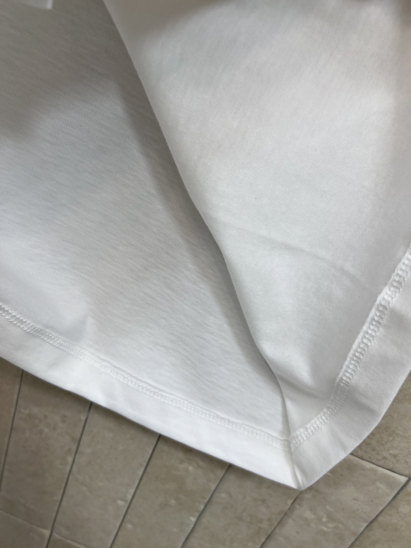 D家 26夏季新款 白色圆领短袖 纯白棉质面料 柔软透气 夏天穿超舒服 胸前椭圆图案+logo字样 细节