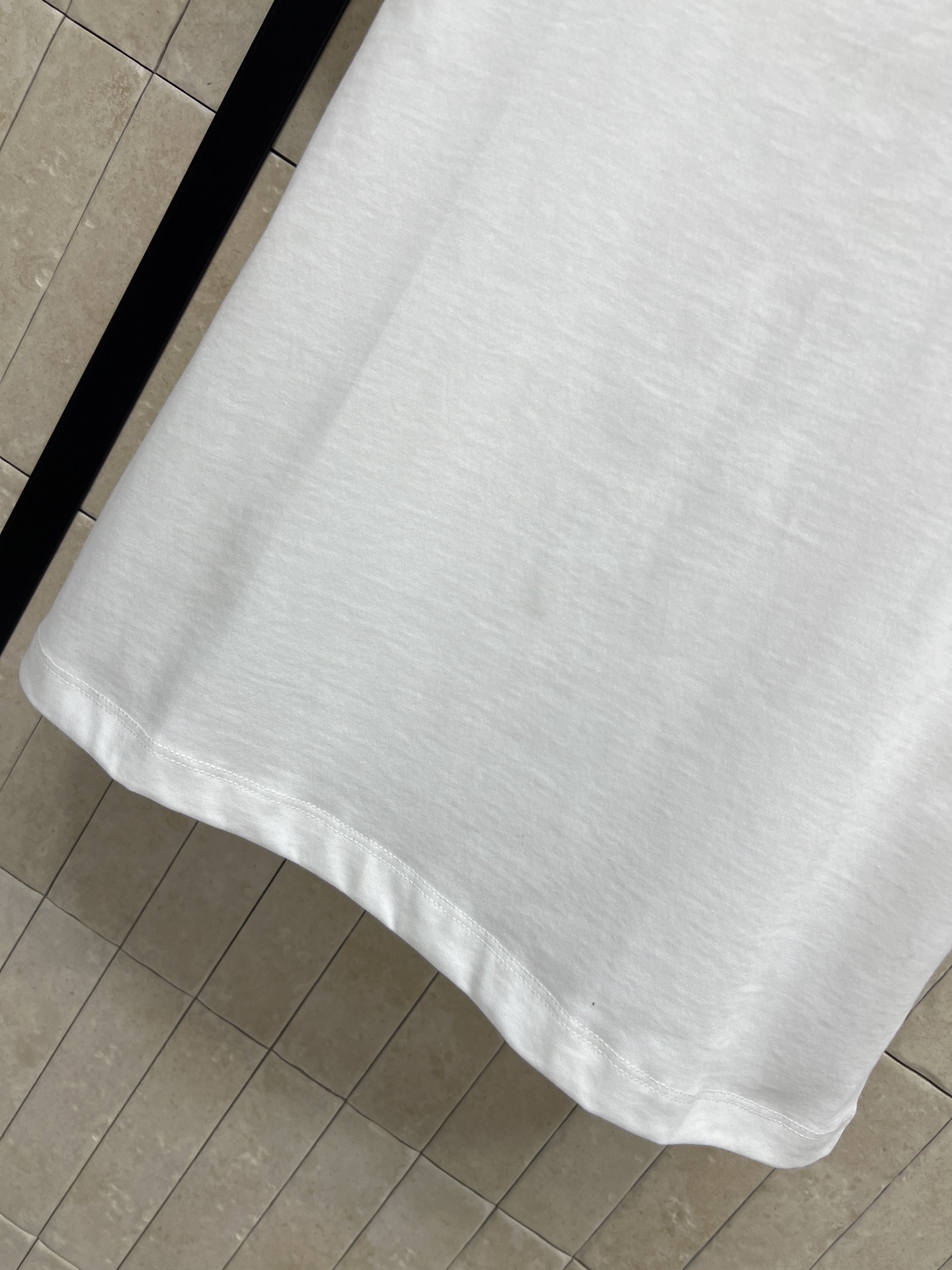D家 26夏季新款 白色圆领短袖 纯白棉质面料 柔软透气 夏天穿超舒服 胸前椭圆图案+logo字样 细节
