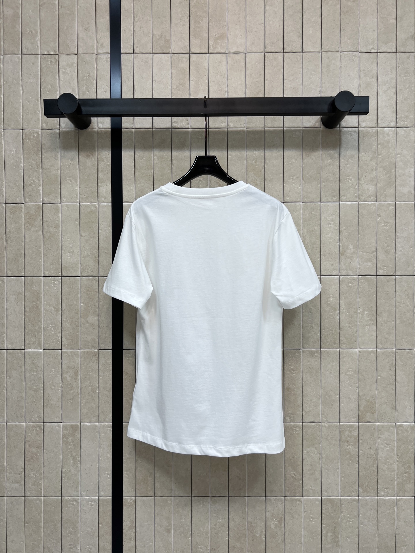 D家 26夏季新款 白色圆领短袖 纯白棉质面料 柔软透气 夏天穿超舒服 胸前椭圆图案+logo字样 细节