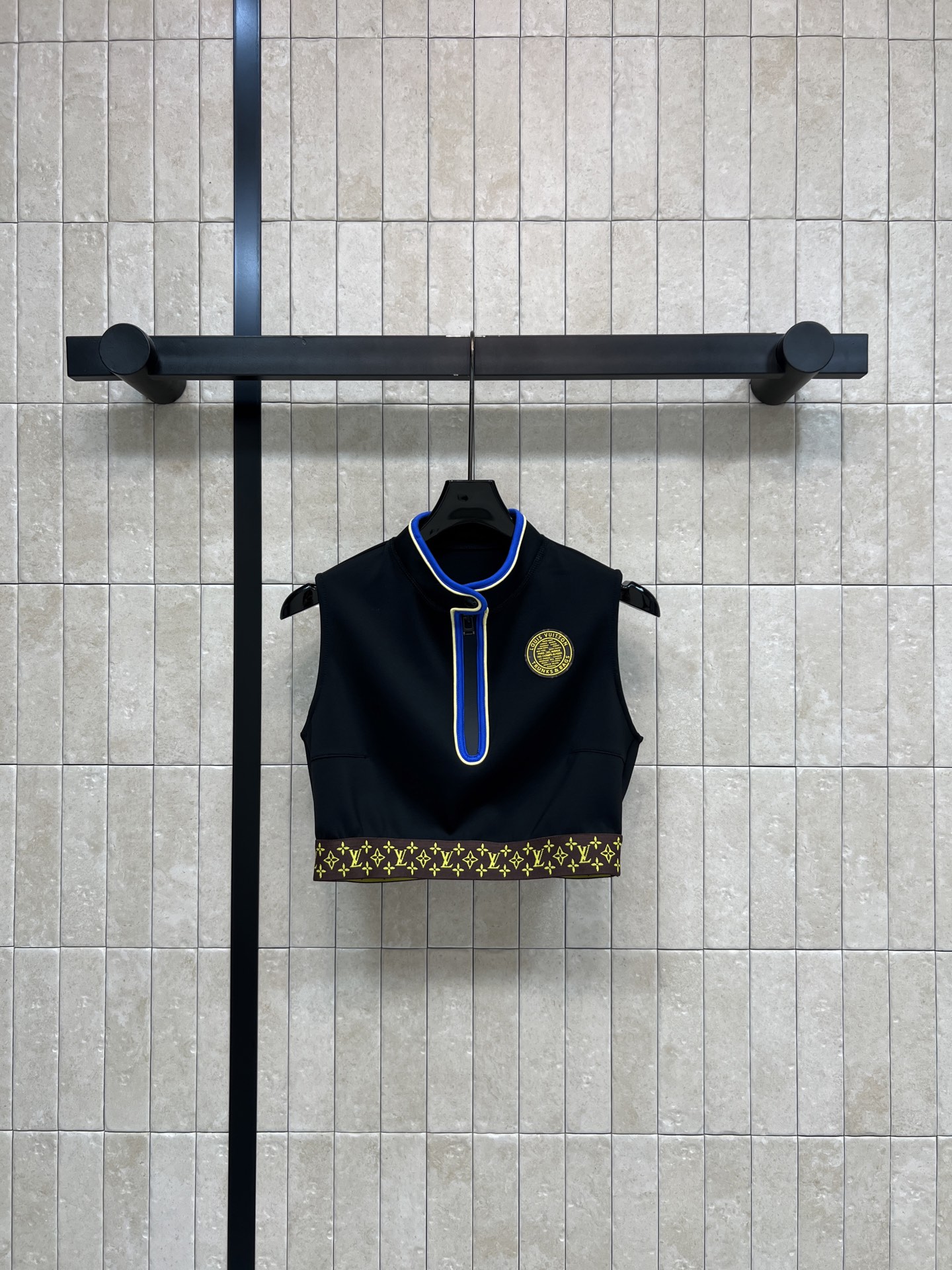 NO:834574,L's 26 new summer style sleeveless short top, black main color + blue collar, gold badge is super recognizable, short design, logo presbyopia pattern on the hem, full of brand feel, high elastic fabric material is comfortable, can be easily used for daily outings or commuting, looks great with high-waisted pants and skirts, fashionable and practical, easy to create a high-end look, four sizes in one color, Size/S-M-L-XL,, louis vuitton, skirts,19860909L家 26夏季新款 无袖短款上衣 黑色主色+蓝色领口 金色徽章超有辨识度 短款设计 下摆logo老花图案 品牌感满满 高弹力面料材质舒适 日常出街或通勤都能轻松驾驭 搭配高腰裤 半裙都很出彩 时尚又实用 轻松打造高级感穿搭 一色四码Size/S-M-L-XL,,louis vuitton,skirts,,Women's clothing