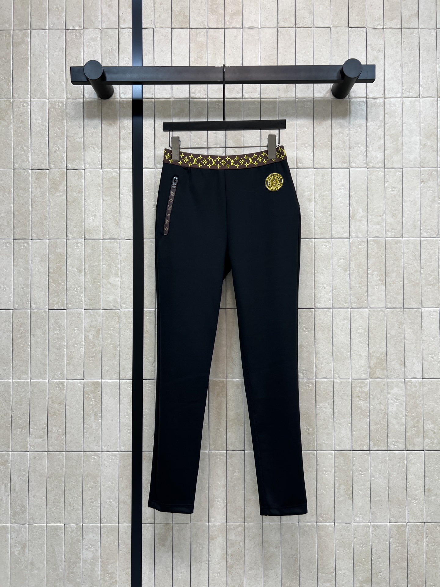 NO:834582,L's 26 new summer style presbyopic waist trousers. Black high waist design. Stretch fabric is super comfortable. It looks slim and covers the flesh. Elastic waist + presbyopic design. Perfect details. Side zipper pockets are practical and fashionable. Straight legs and small feet. Modify the leg shape. It can be easily managed for daily commuting and leisure. It is OK to match with sports shoes or casual shoes. Four sizes in one color, Size/S-M-L-XL,, louis vuitton, sneakers,19860909L家 26夏季新款 老花腰头长裤 黑色高腰设计 弹力面料超舒适 显瘦又遮肉 腰部松紧+老花设计 细节满分 侧边拉链口袋实用又时髦 直筒小脚版型 修饰腿型 日常通勤 休闲都能轻松驾驭 搭配运动鞋或休闲鞋都很OK一色四码Size/S-M-L-XL,,louis vuitton,sneakers,,Women's clothing