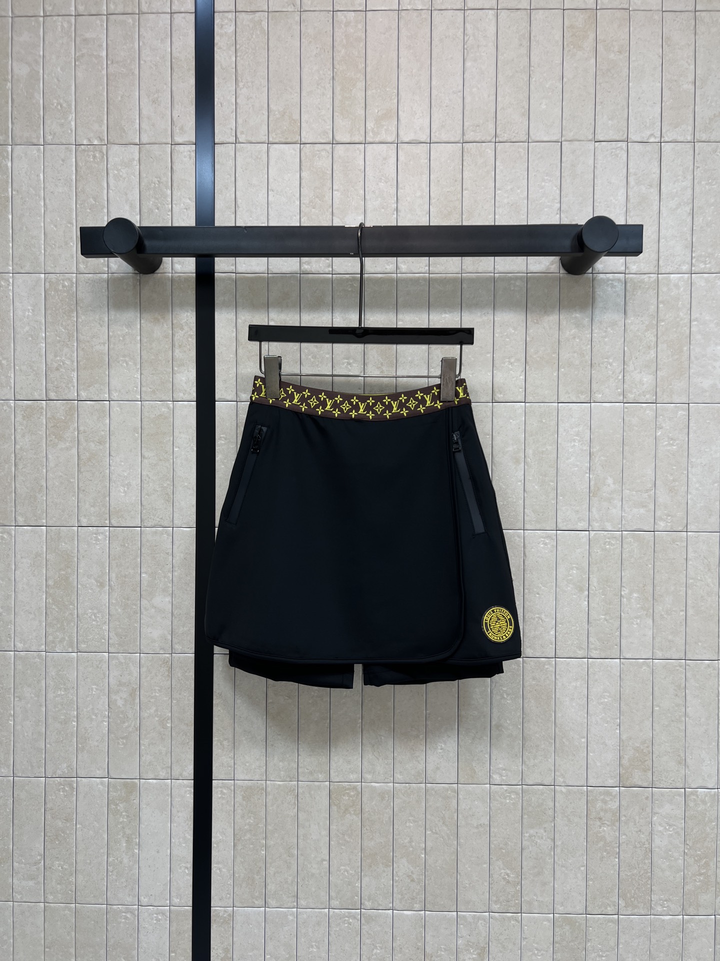 NO:834590,L's 26 new summer style, presbyopic waist skirt, high stretch and crisp fabric, comfortable and fashionable to wear, zipper pockets on both sides are very practical, fake two-piece skirt design, anti-exposure and with a sense of vitality, golden badge embellishment, exquisite details, easy to control for daily outings and commuting, sweet and cool style or casual style can be matched as you like, four sizes in one color, Size/S-M-L-XL,, louis vuitton, skirts,19860909L家 26夏季新款 老花腰头裤裙 高弹挺括面料 穿着舒适又时髦 两侧拉链口袋超实用 假两件裙裤设计 防走光又自带活力感 金色徽章点缀 细节精致 日常出街 通勤都能轻松驾驭 甜酷风or休闲风随心搭配 一色四码Size/S-M-L-XL,,louis vuitton,skirts,,Women's clothing