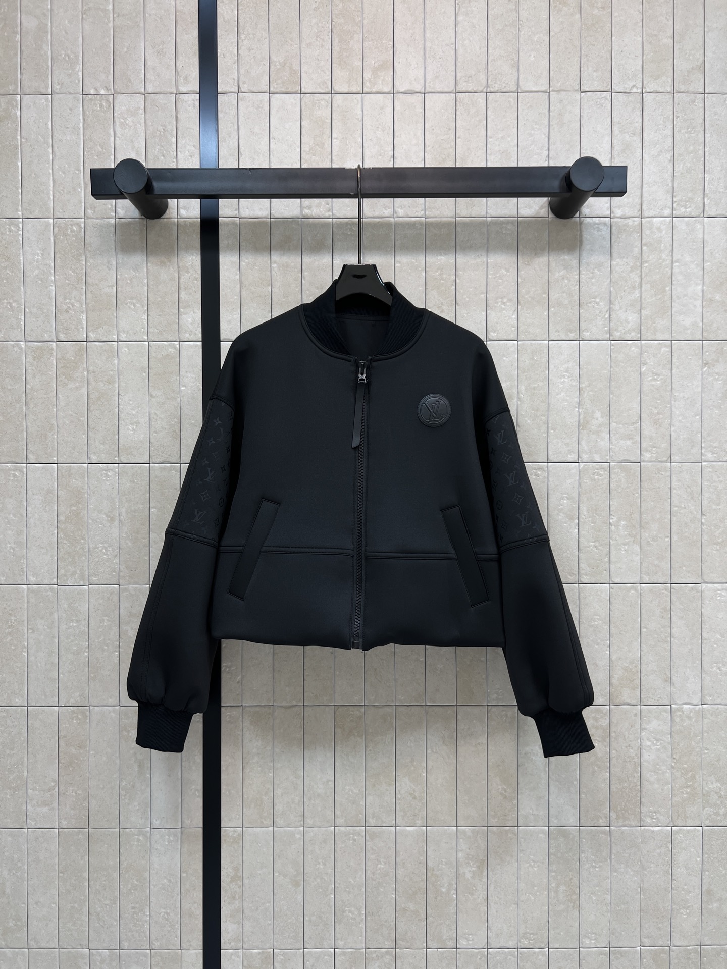 NO:834517,L's 26 new summer style black short jacket, high air layer fabric, short cut + zipper stand collar, simple and neat, logo badge on the chest is super textured, elastic cuffs and hem, comfortable and convenient for daily wear, looks great with casual pants or jeans, easy to create fashionable street style, four sizes in one color, Size/S-M-L-XL,, louis vuitton, jeans, jackets & coats,19860909L家 26夏季新款 黑色短款夹克 高挺空气层面料 短款剪裁+拉链立领 简约利落 胸前logo徽章超有质感 袖口和下摆弹性收口 日常穿舒适又方便 随便搭配休闲裤或牛仔裤都很出彩 轻松打造时尚街头风 一色四码Size/S-M-L-XL,,louis vuitton,jeans,jackets & coats,,Women's clothing