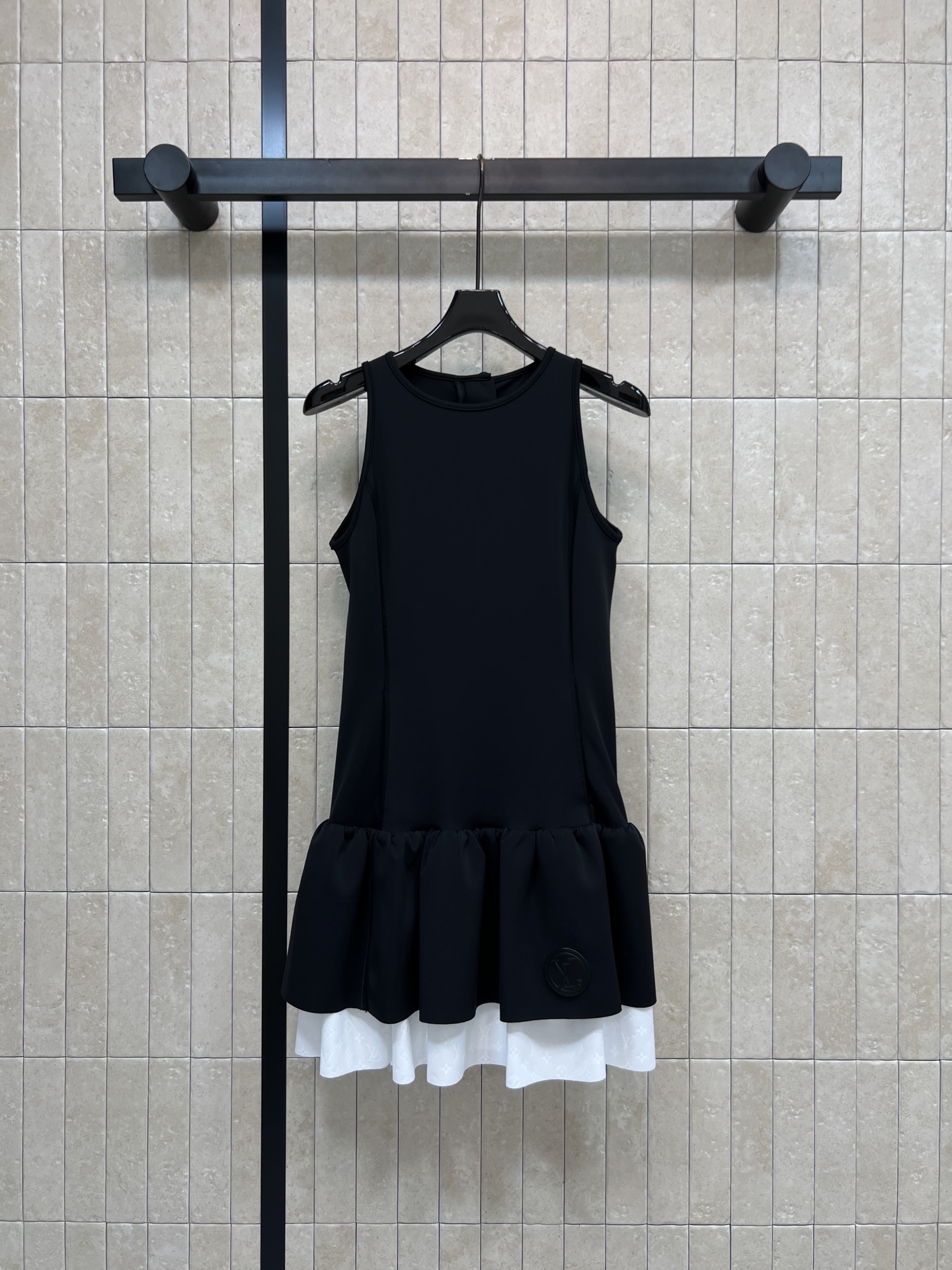 NO:834535,L's 26 new summer style black flower bud dress adopts sleeveless design, the hem loho badge + flower bud splicing is super layered, low-key and simple, three-dimensional and slimming, the fabric is breathable, suitable for all body types, covering the flesh and showing temperament, easy to manage for daily commuting, dating and vacation. Pair with sandals or white shoes, easy to get Korean simple style. Four sizes in one color, Size/S-M-L-XL,, louis vuitton, sandals, skirts,19860909L家 26夏季新款 黑色花苞连衣裙 采用无袖设计 下摆loho徽章+花苞拼接超有层次感 低调简约 立体又显瘦 面料透气 适合各种身材 遮肉又显气质 日常通勤 约会 度假都能轻松驾驭 搭配凉鞋或小白鞋 轻松get韩系简约风 一色四码Size/S-M-L-XL,,louis vuitton,sandals,skirts,,Women's clothing