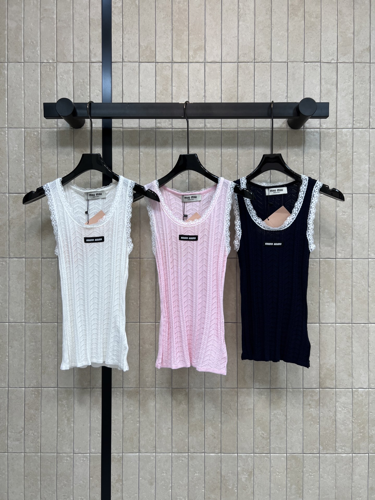NO:835285,MIU's 26 new summer style lace vest, made of Tencel blended fabric, V-neck + lace design, full of details, wavy texture, full of three-dimensionality, logo on the chest, slim but not tight version, full of details, versatile, looks fresh with white pants or skirts, can be easily managed for daily outings and dates, three colors and three sizes, Size/S-M-L,,miumiu,skirts,19860909MIU家 26夏季新款 蕾丝边背心 采用天丝混纺面料 V领+蕾丝边设计 细节满分 波浪纹理立体感十足 胸前的logo标识 修身但不紧绷的版型 细节感满满 百搭属性 配白裤或裙装都很清新 日常出街 约会都能轻松驾驭 三色三码Size/S-M-L,,miumiu,skirts,,Women's clothing