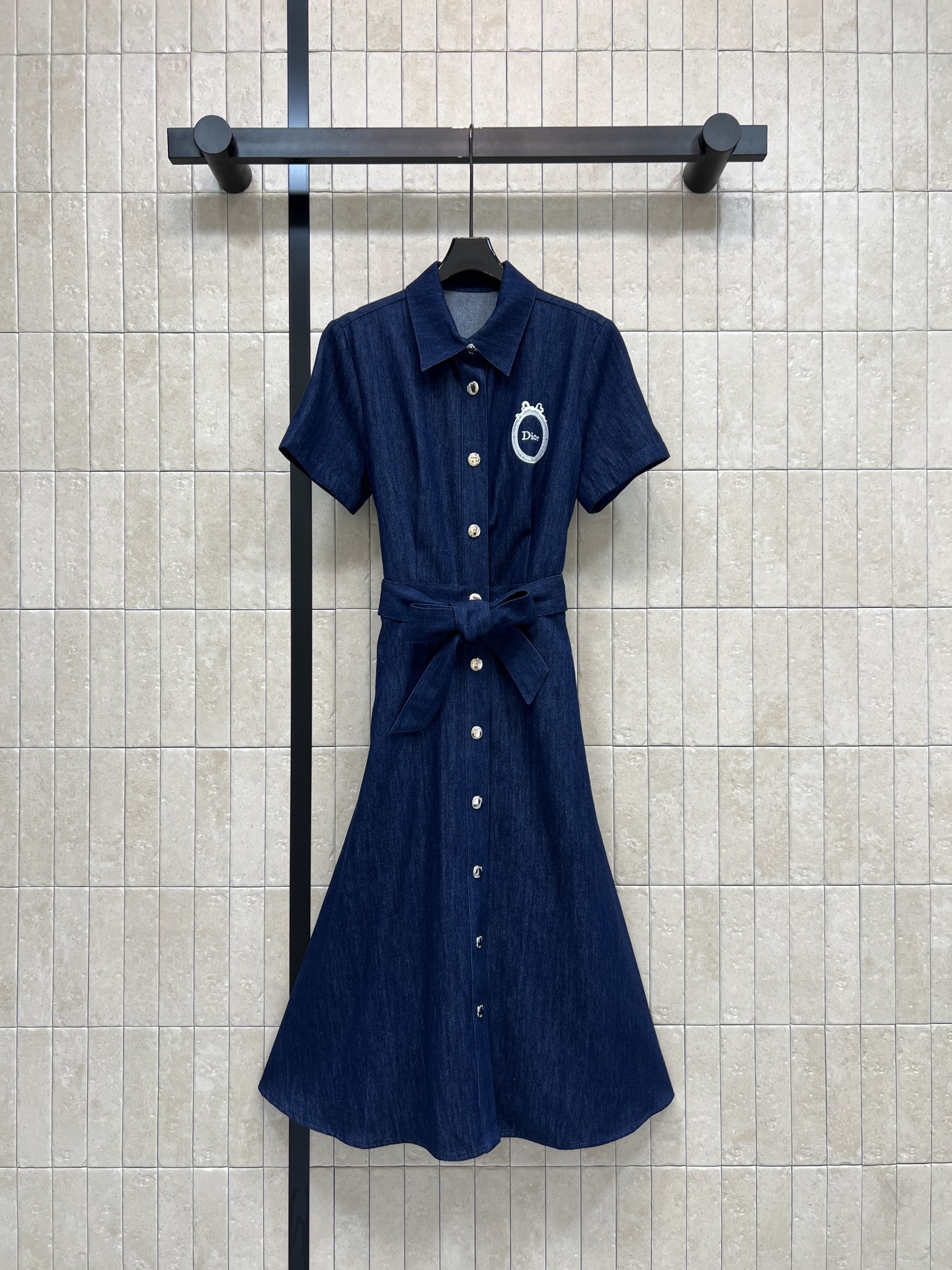 NO:835261,D Home 26 new summer style denim shirt long skirt. Dark blue denim fabric + white embroidered logo. Low-key and recognizable. Lapel short-sleeved shirt design. Single row of buttons + belt. Modify the body shape and make it super slim. A-line skirt. Moderate length. Easy to control for daily commuting and leisure. Elegant and practical. Three sizes in one color. Size/S-M-L,,dior,skirts,shirts,T-shirt,19860909D家 26夏季新款 牛仔衬衫长裙 深蓝牛仔面料+白色刺绣Logo 低调又有辨识度 翻领短袖衬衫式设计 单排纽扣+腰带 修饰身形超显瘦 A字裙摆 长度适中 日常通勤 休闲都能轻松驾驭 优雅又实用 一色三码Size/S-M-L,,dior,skirts,shirts,T-shirt,,Women's clothing