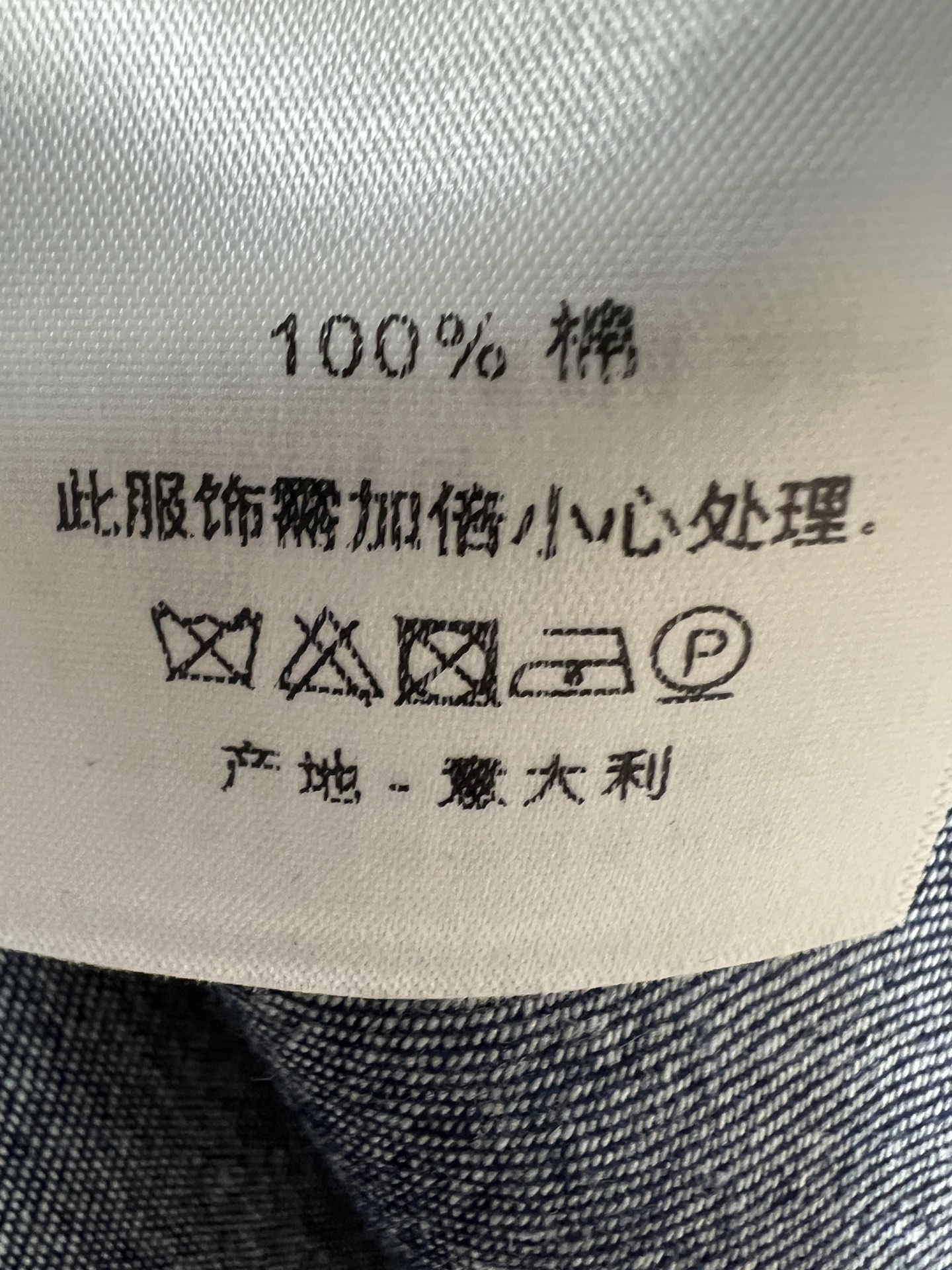 D家 26夏季新款 牛仔衬衫长裙 深蓝牛仔面料+白色刺绣Logo 低调又有辨识度 翻领短袖衬衫式设计 单