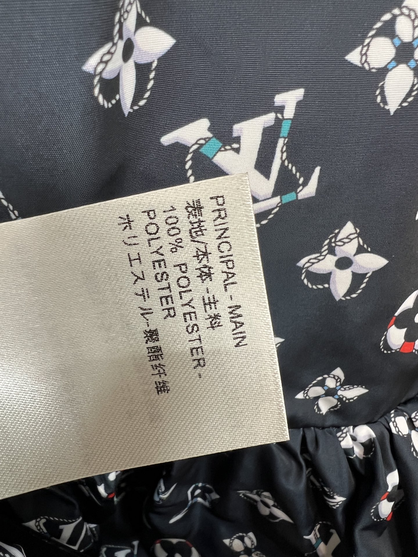 L家 26夏季新款 老花衬衫连衣裙 经典老花图案超有辨识度 短袖+翻领设计 腰部黑色细腰带勾勒腰线 A字