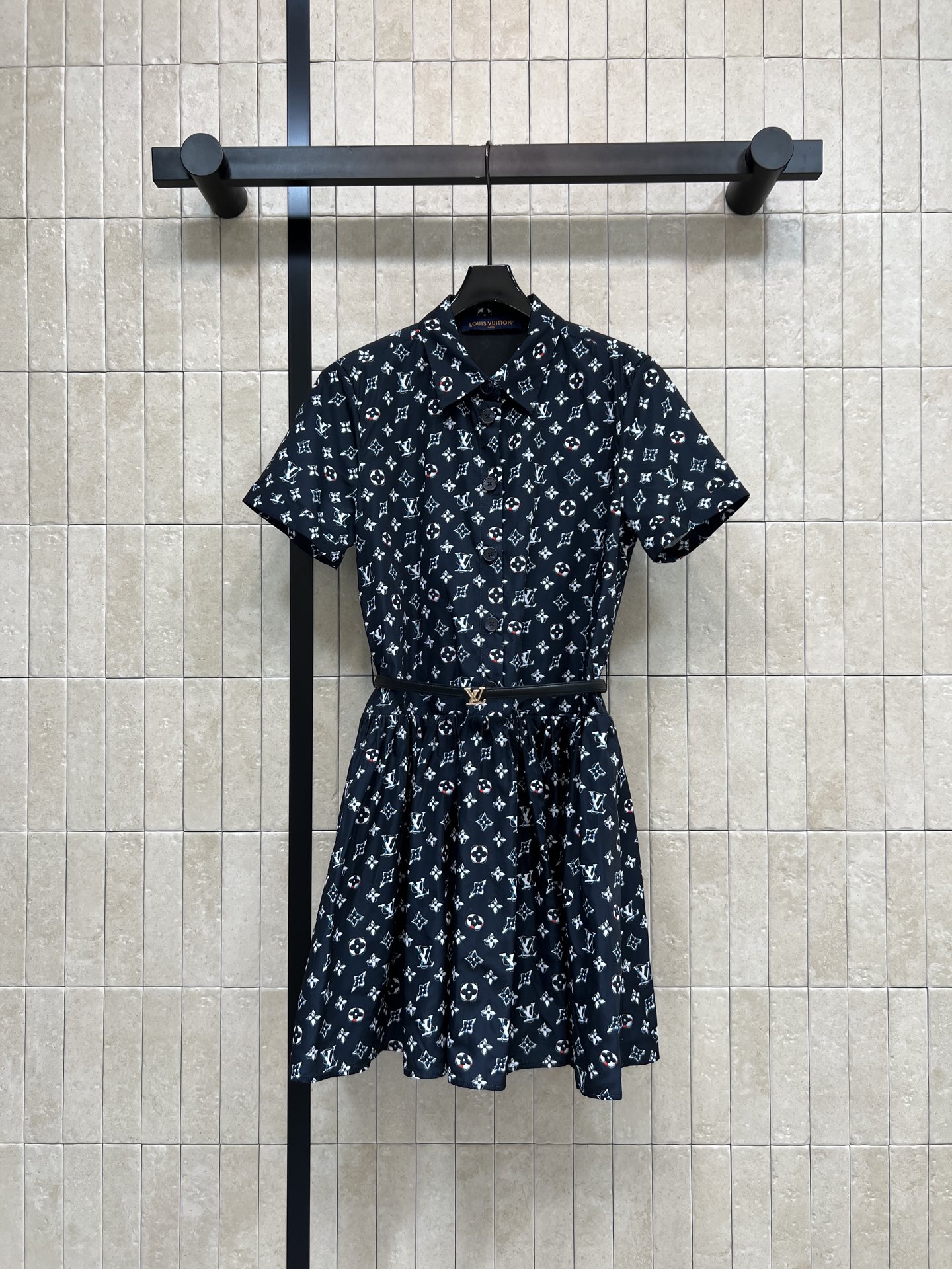 NO:835290,L's 26 new summer style presbyopic shirt dress. The classic presbyopic pattern is very recognizable. Short sleeves + lapel design. A thin black belt outlines the waistline.19860909L家 26夏季新款 老花衬衫连衣裙 经典老花图案超有辨识度 短袖+翻领设计 腰部黑色细腰带勾勒腰线 A字裙摆修饰身形 轻盈透气 日常通勤 轻社交都能轻松驾驭 搭配简约配饰或链条包 时髦感直接拉满 一色三码Size/S-M-L,,louis vuitton,skirts,shirts,T-shirt,,Women's clothing