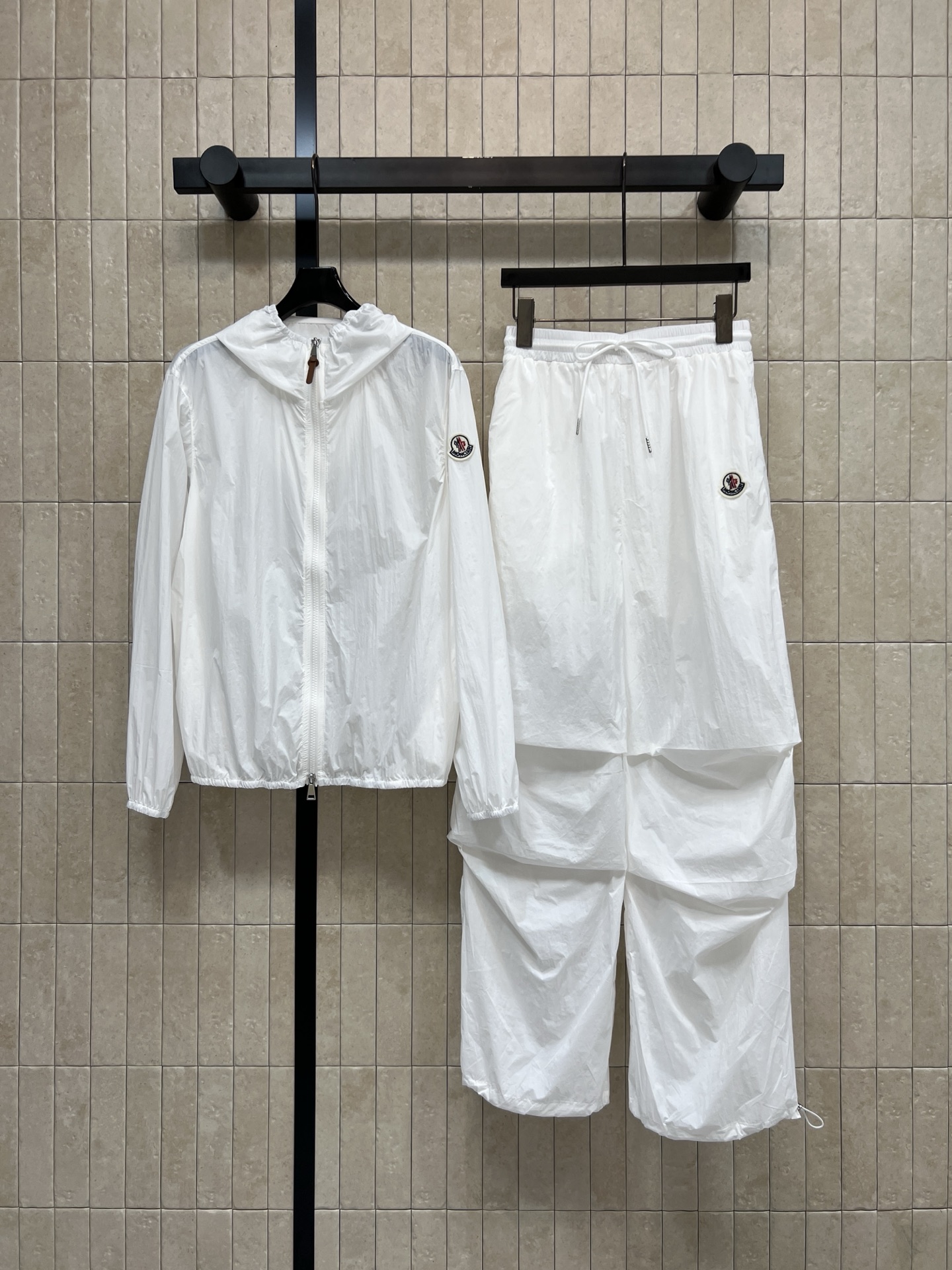 NO:835254,Jacket Pants MO Home 26 new summer style Hooded sun protection sports suit Hooded jacket + drawstring trousers Light and breathable cotton fabric Brings a sense of coolness The coat is loose and hides the flesh Pants are high-waisted and wide-legged Suitable for all body types Classic brand badge details are low-key Can be worn alone or layered Daily commuting Camping Can be worn every day on the street Three colors and three codes Size/S-M-L,, jackets & coats, hats,19860909外套 裤子 MO家 26夏季新款 连帽防晒运动套装 连帽外套+抽绳长裤 棉纶轻薄透气面料 自带凉感 外套宽松藏肉 裤子高腰阔腿 对各种身材都友好 经典品牌徽章细节低调 可以单穿也可以叠穿 日常 通勤 露营 日常出街都能穿 三色三码Size/S-M-L,,jackets & coats,hats,,Women's clothing