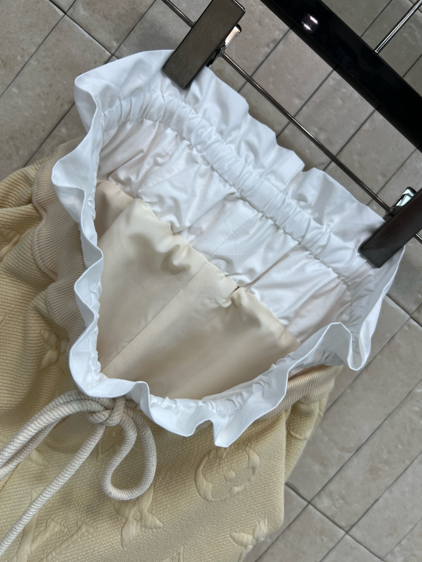 L家 26夏季新款 立体提花短袖 经典logo图案立体感十足 细节超精致 高品质面料 柔软透气 正肩短袖