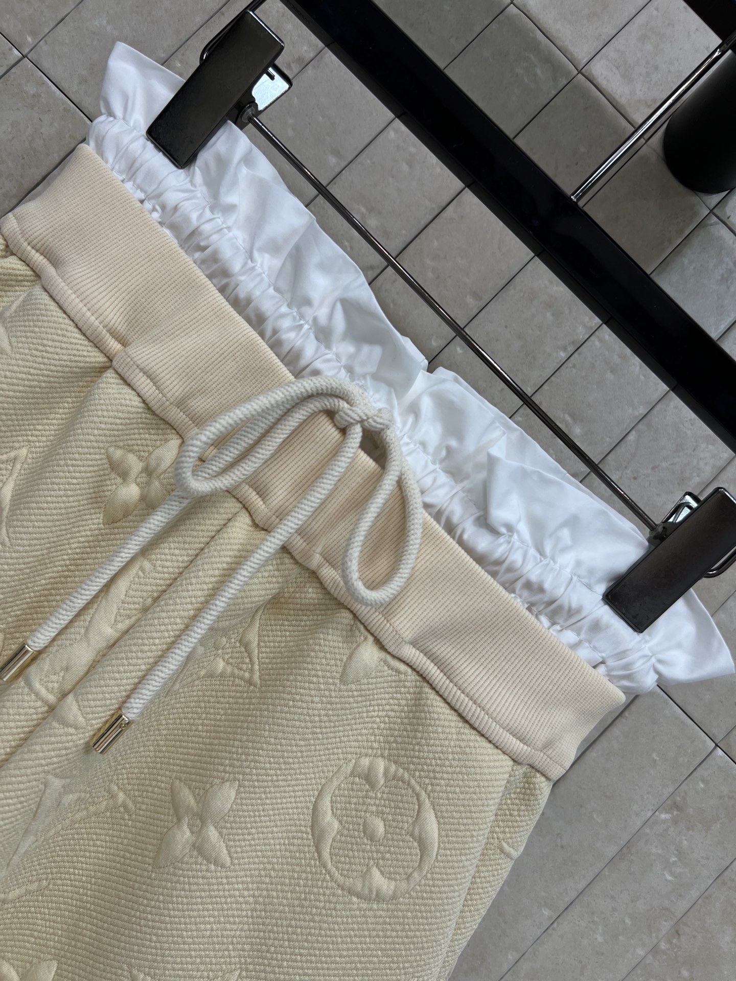 L家 26夏季新款 立体提花短袖 经典logo图案立体感十足 细节超精致 高品质面料 柔软透气 正肩短袖