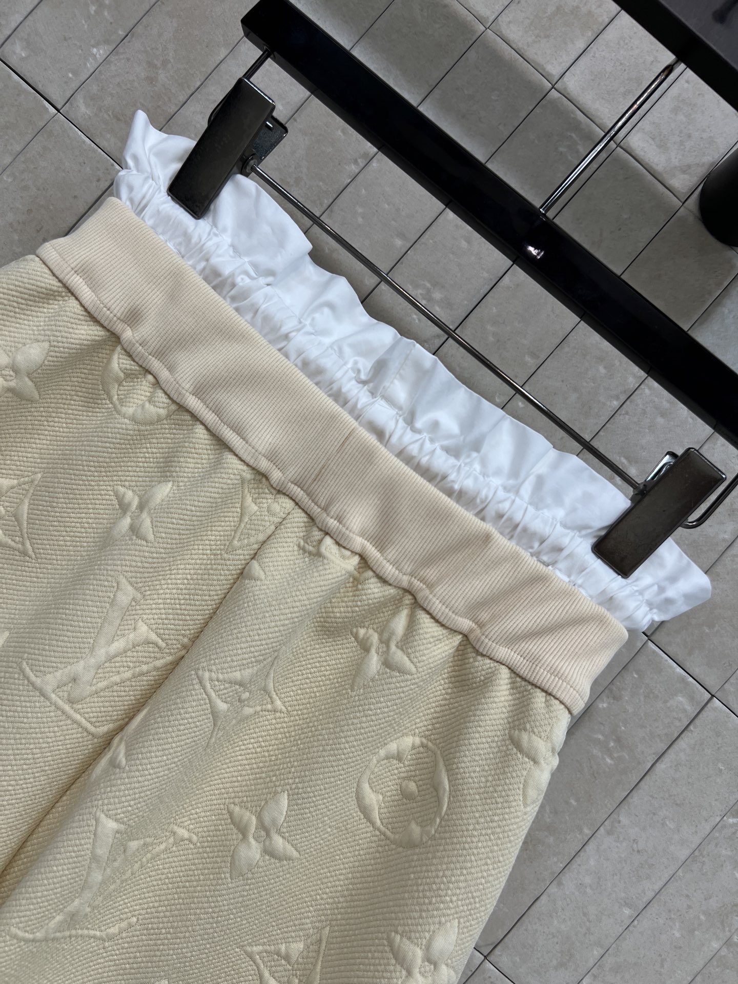 L家 26夏季新款 立体提花短袖 经典logo图案立体感十足 细节超精致 高品质面料 柔软透气 正肩短袖