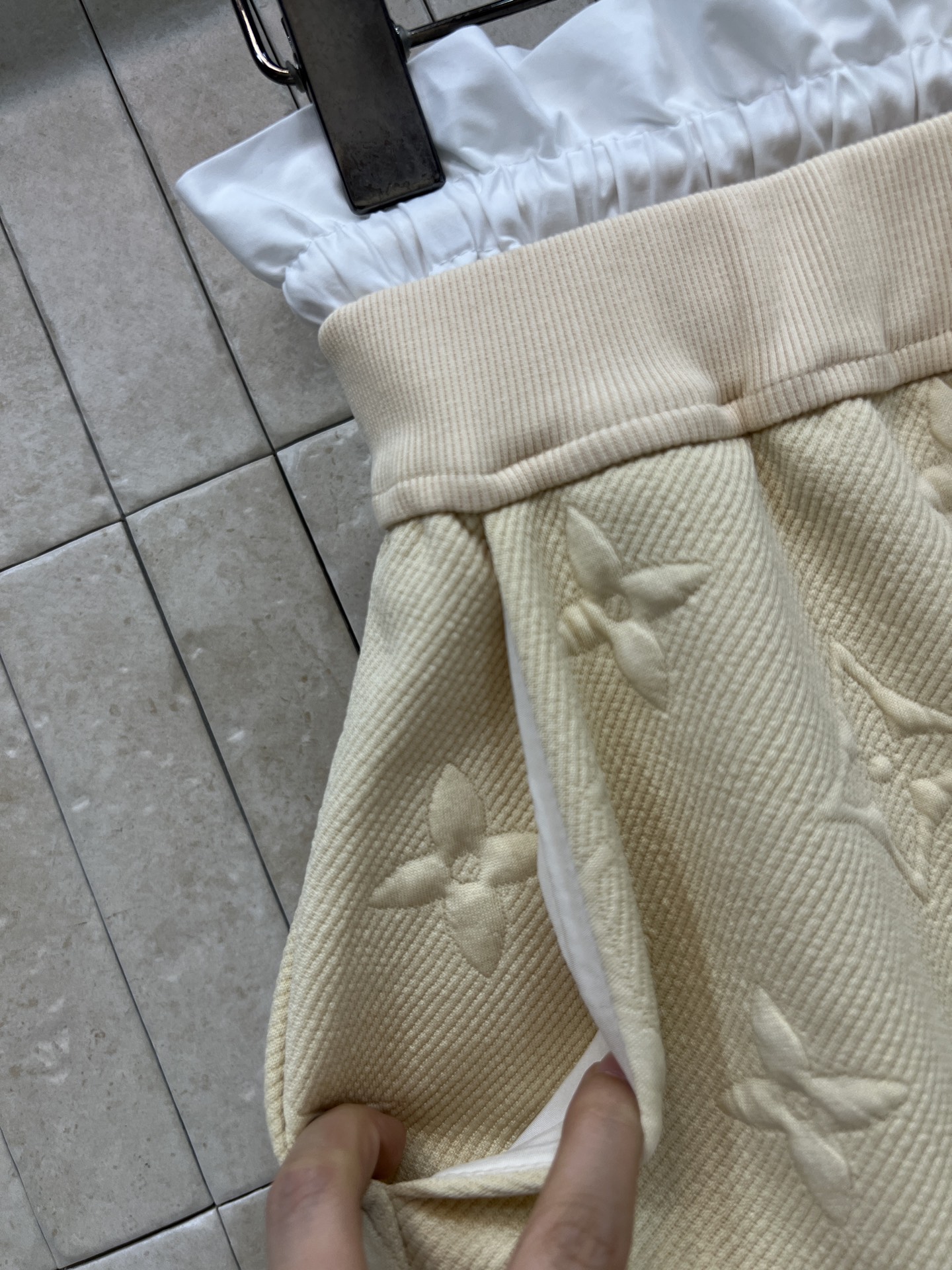 L家 26夏季新款 立体提花短袖 经典logo图案立体感十足 细节超精致 高品质面料 柔软透气 正肩短袖