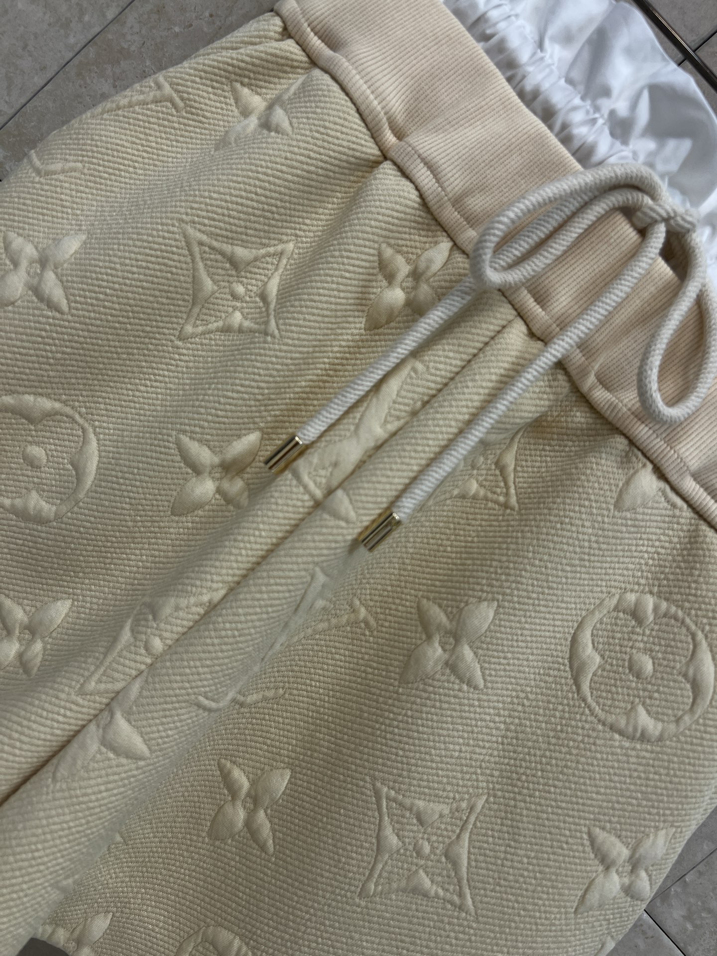 L家 26夏季新款 立体提花短袖 经典logo图案立体感十足 细节超精致 高品质面料 柔软透气 正肩短袖
