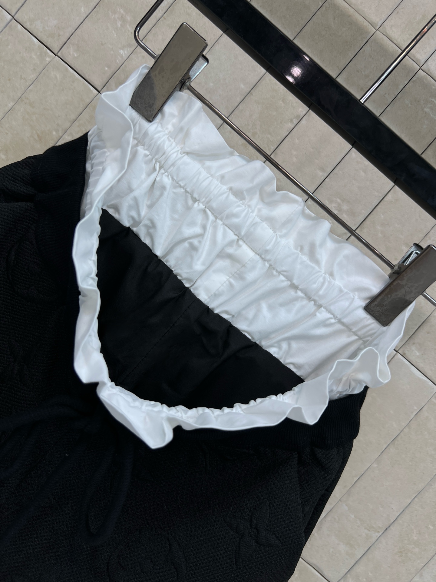 L家 26夏季新款 立体提花短袖 经典logo图案立体感十足 细节超精致 高品质面料 柔软透气 正肩短袖