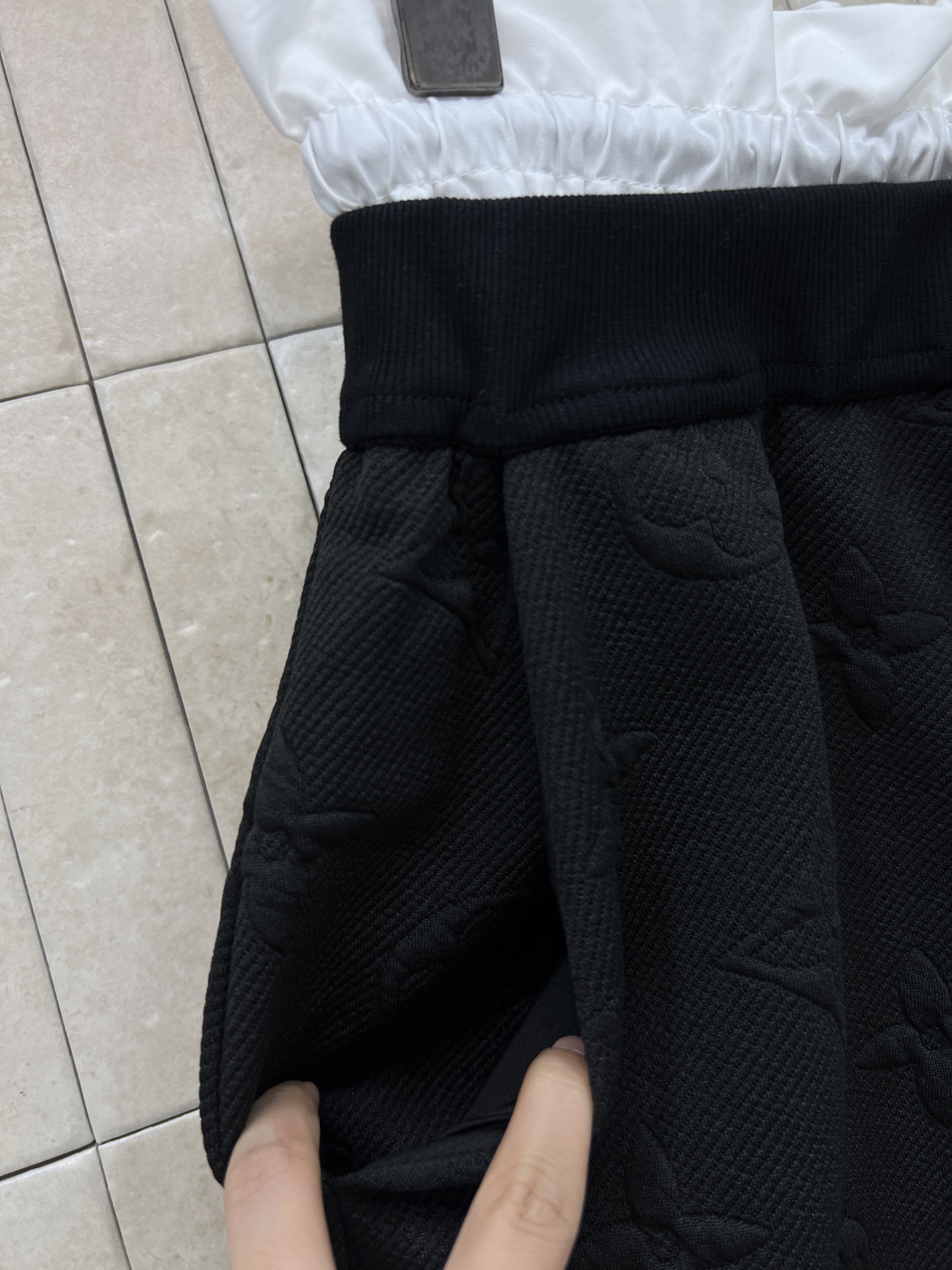 L家 26夏季新款 立体提花短袖 经典logo图案立体感十足 细节超精致 高品质面料 柔软透气 正肩短袖