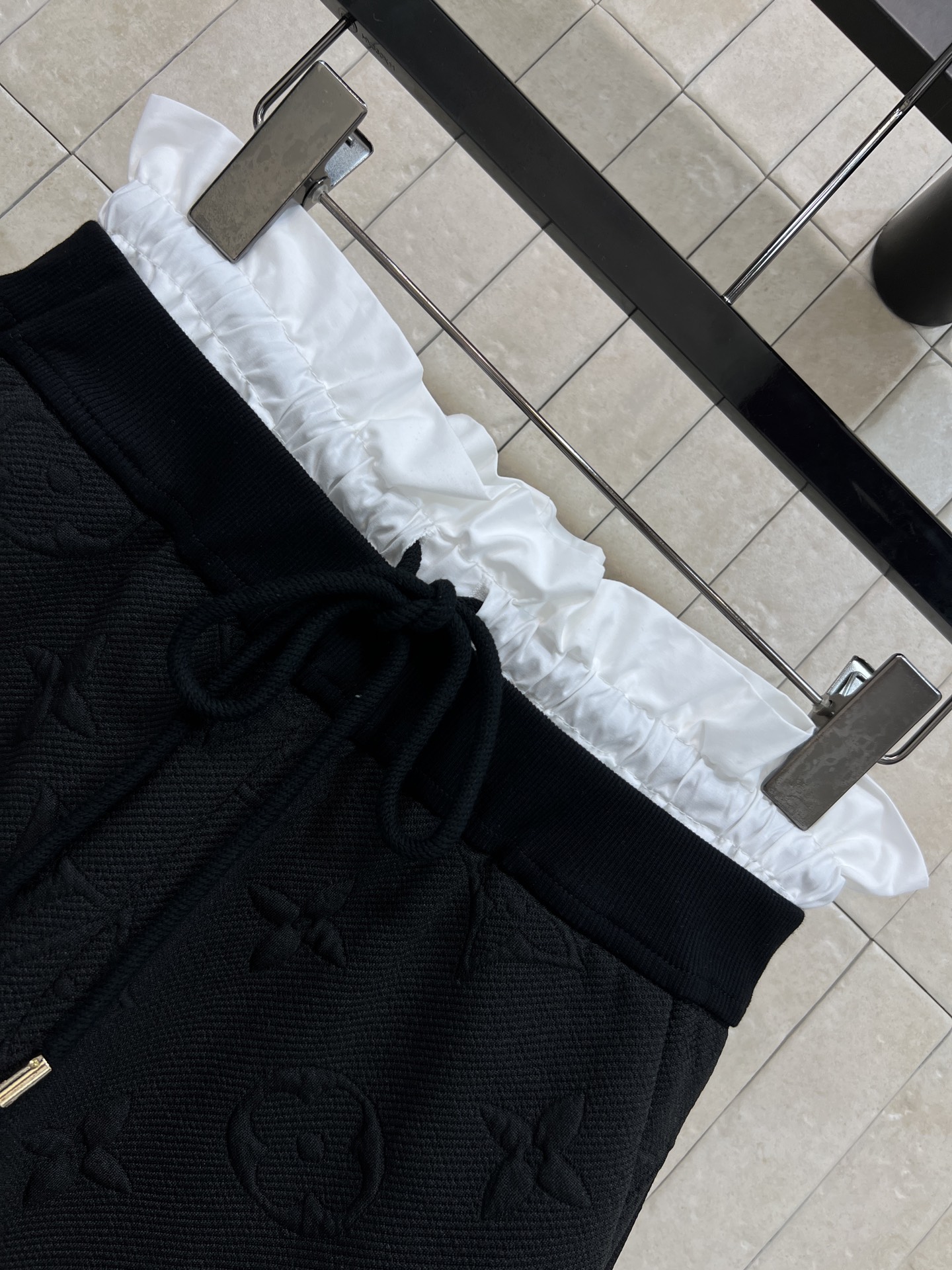 L家 26夏季新款 立体提花短袖 经典logo图案立体感十足 细节超精致 高品质面料 柔软透气 正肩短袖