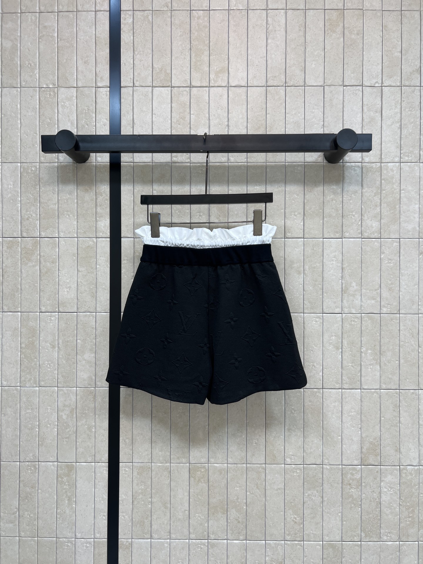 L家 26夏季新款 立体提花短袖 经典logo图案立体感十足 细节超精致 高品质面料 柔软透气 正肩短袖