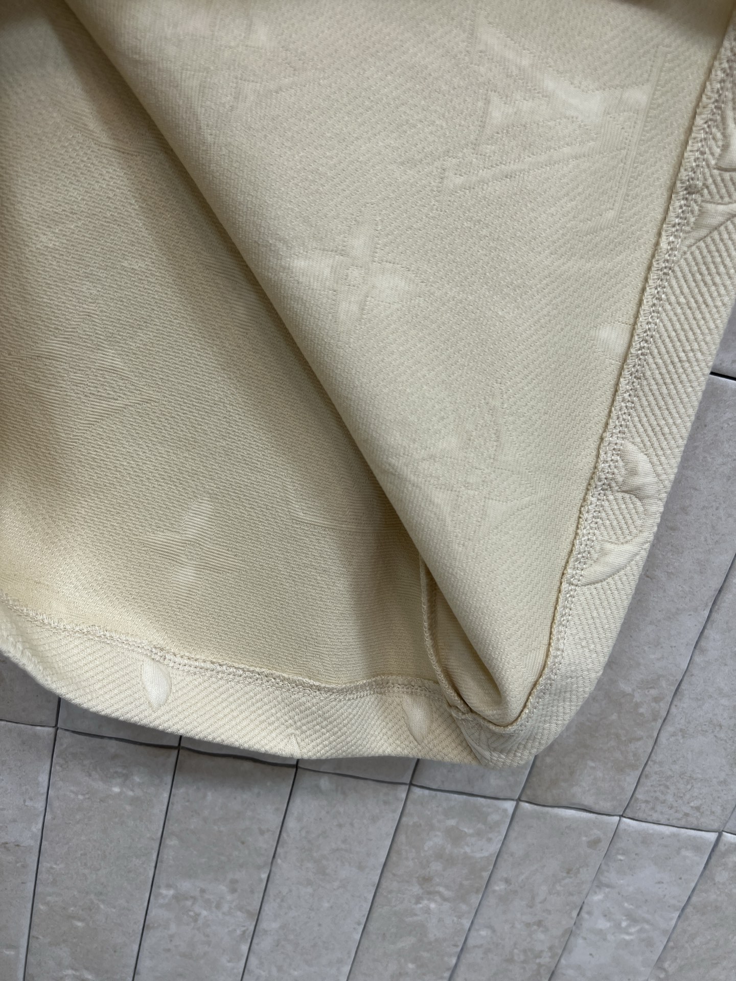 L家 26夏季新款 立体提花短袖 经典logo图案立体感十足 细节超精致 高品质面料 柔软透气 正肩短袖