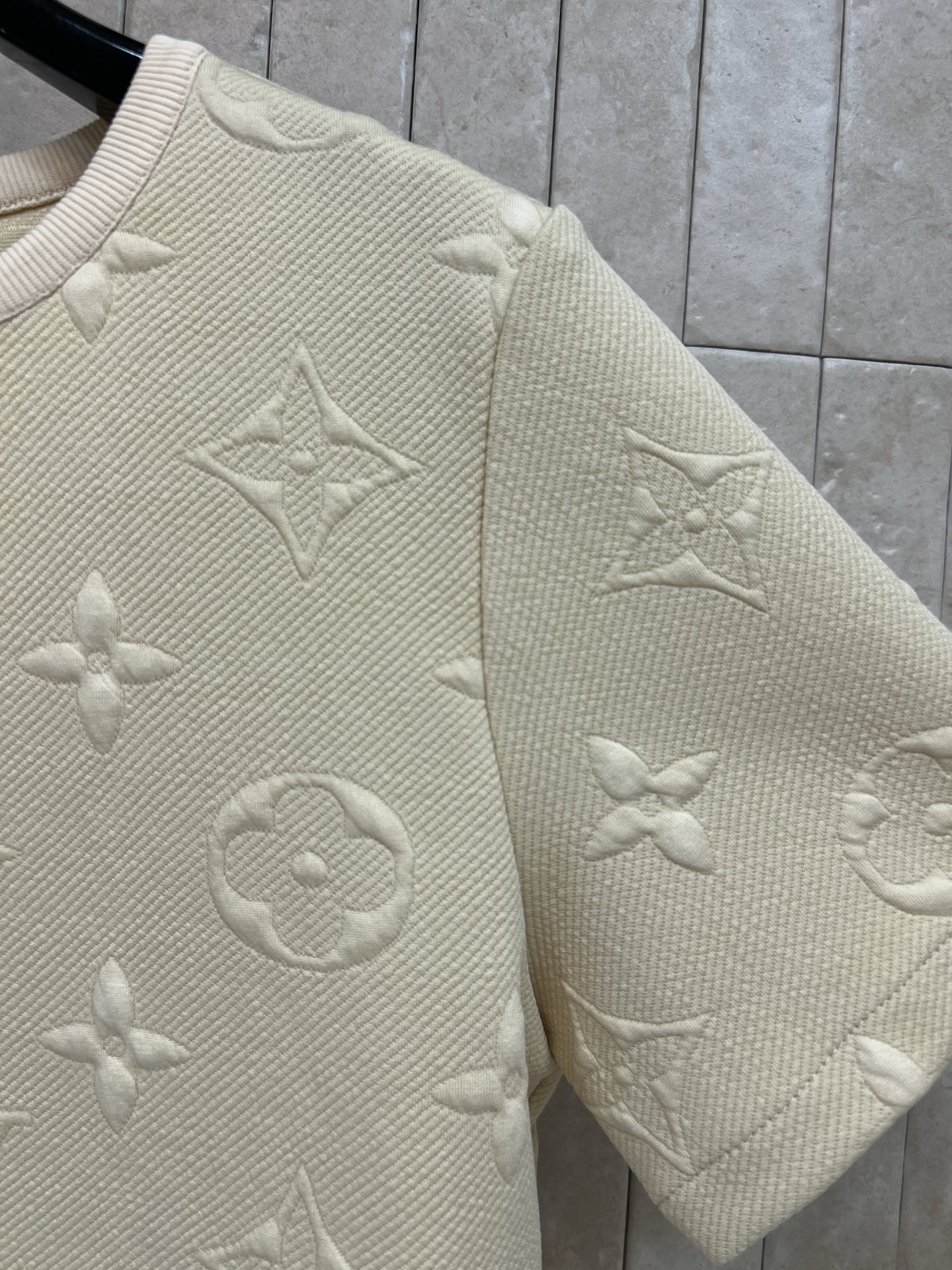 L家 26夏季新款 立体提花短袖 经典logo图案立体感十足 细节超精致 高品质面料 柔软透气 正肩短袖