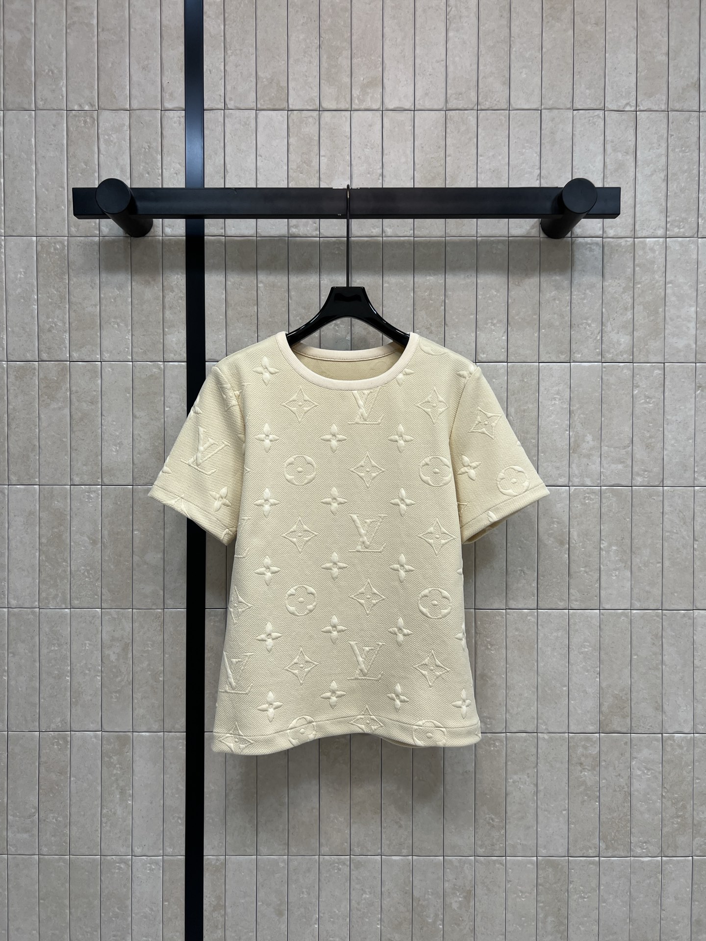 NO:835848,L's 26 new summer style three-dimensional jacquard short sleeves. The classic logo pattern is full of three-dimensionality. The details are ultra-exquisite. High-quality fabrics. Soft and breathable. Straight-shoulder short-sleeved tailoring. Super comfortable to wear in summer. The round neck design has thickened edges. Simple and elegant. It can be easily used in daily occasions. Pair it with jeans or casual pants. It is easy to get a high-end look. Two colors and four codes. Size/S-M-L-XL,, louis vuitton, jeans, T-shirt,19860909L家 26夏季新款 立体提花短袖 经典logo图案立体感十足 细节超精致 高品质面料 柔软透气 正肩短袖剪裁 夏季穿超舒服 圆领设计做了加厚包边 简约大方 日常场合都能轻松驾驭 搭配牛仔裤或休闲裤 轻松get高级感穿搭 两色四码Size/S-M-L-XL,,louis vuitton,jeans,T-shirt,,Women's clothing