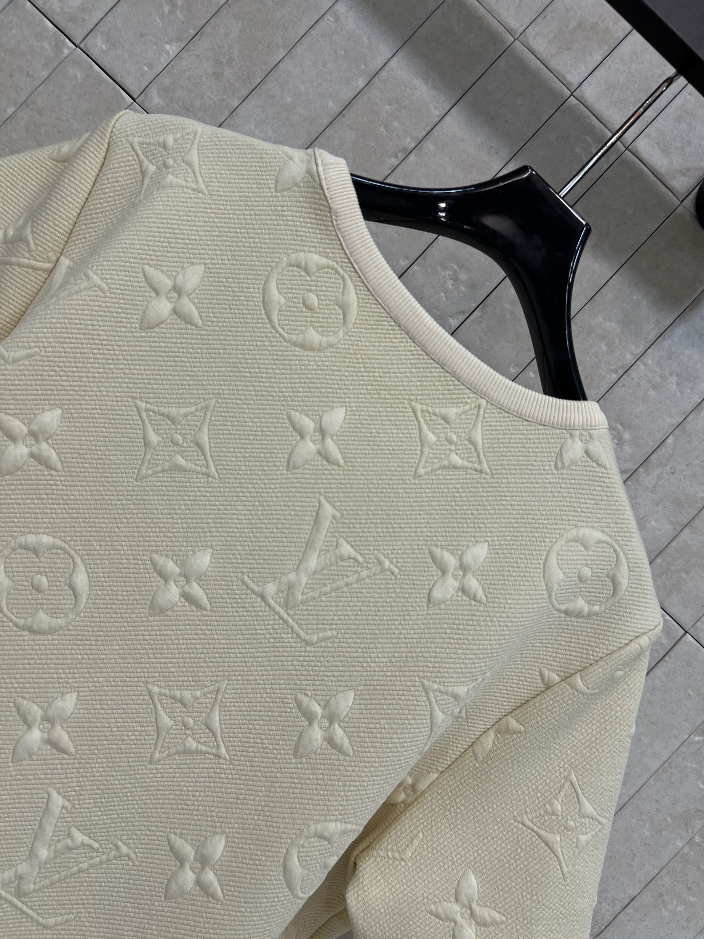 L家 26夏季新款 立体提花短袖 经典logo图案立体感十足 细节超精致 高品质面料 柔软透气 正肩短袖