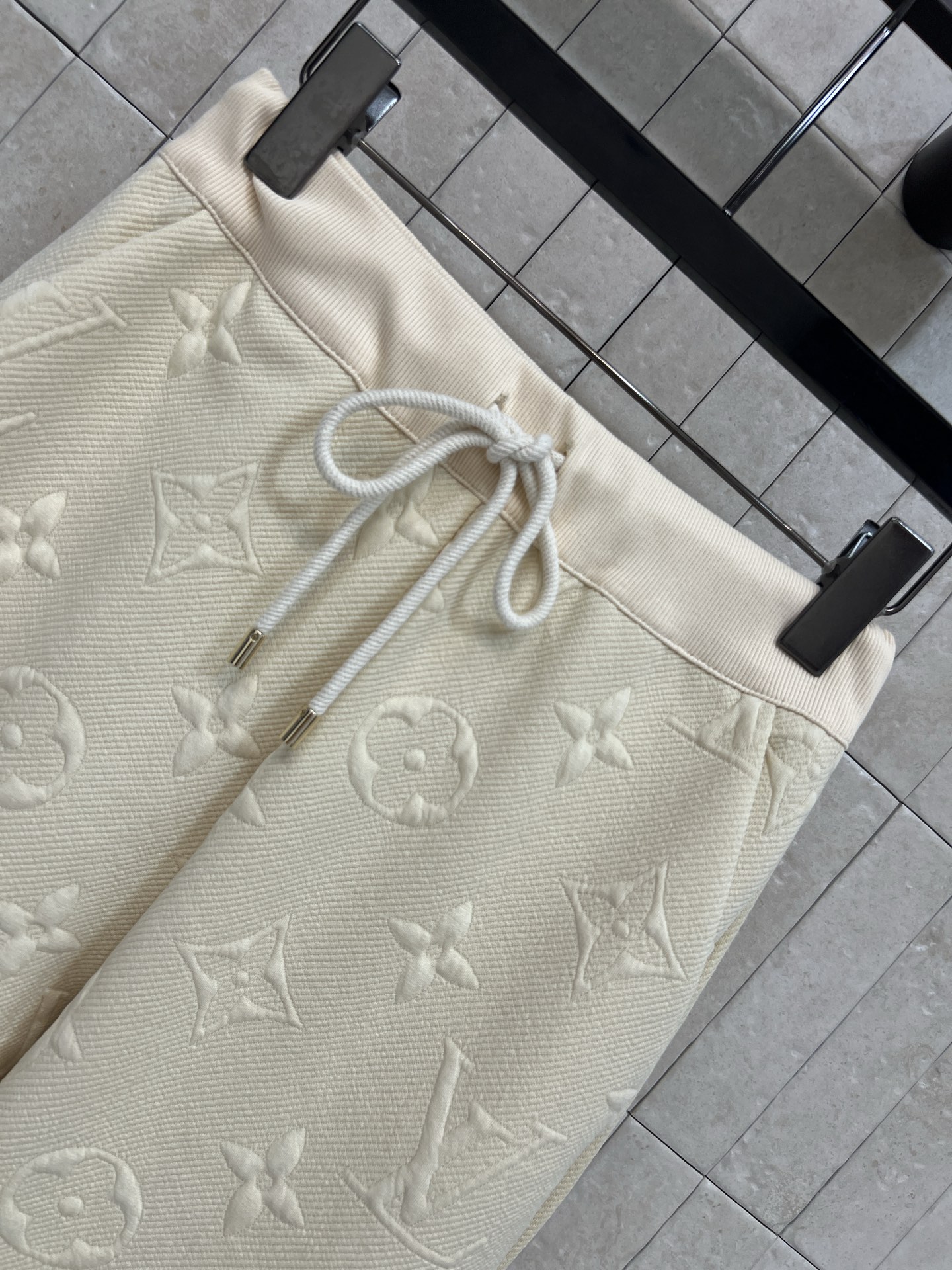 L家 26夏季新款 立体提花长裤 经典老花图案 高品质面料 柔软亲肤又透气 高腰+抽绳设计 修饰腰线 宽