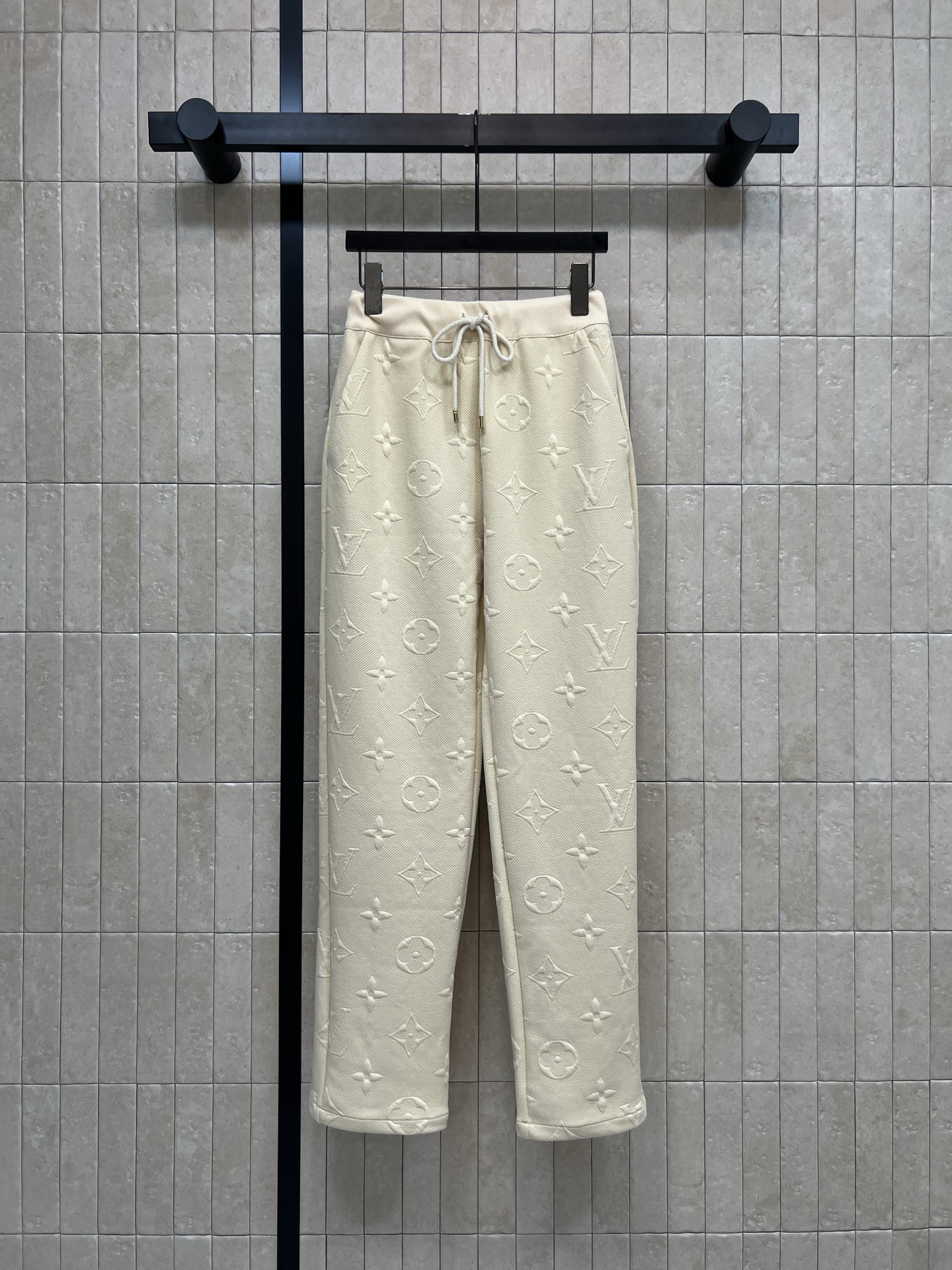 NO:835852,L's 26 new summer style three-dimensional jacquard trousers, classic presbyopic pattern, high-quality fabric, soft, skin-friendly and breathable, high waist + drawstring design, modified waistline, loose straight trousers, perfect drape, easily create a lazy and high-end atmosphere, whether commuting or leisure, match with simple tops, easily get a fashionable look, four sizes in one color, Size/S-M-L-XL,, louis vuitton,19860909L家 26夏季新款 立体提花长裤 经典老花图案 高品质面料 柔软亲肤又透气 高腰+抽绳设计 修饰腰线 宽松直筒裤型 垂坠感满分 轻松打造慵懒高级氛围感 无论通勤还是休闲 搭配简约上衣 轻松get时尚造型 一色四码Size/S-M-L-XL,,louis vuitton,,Women's clothing
