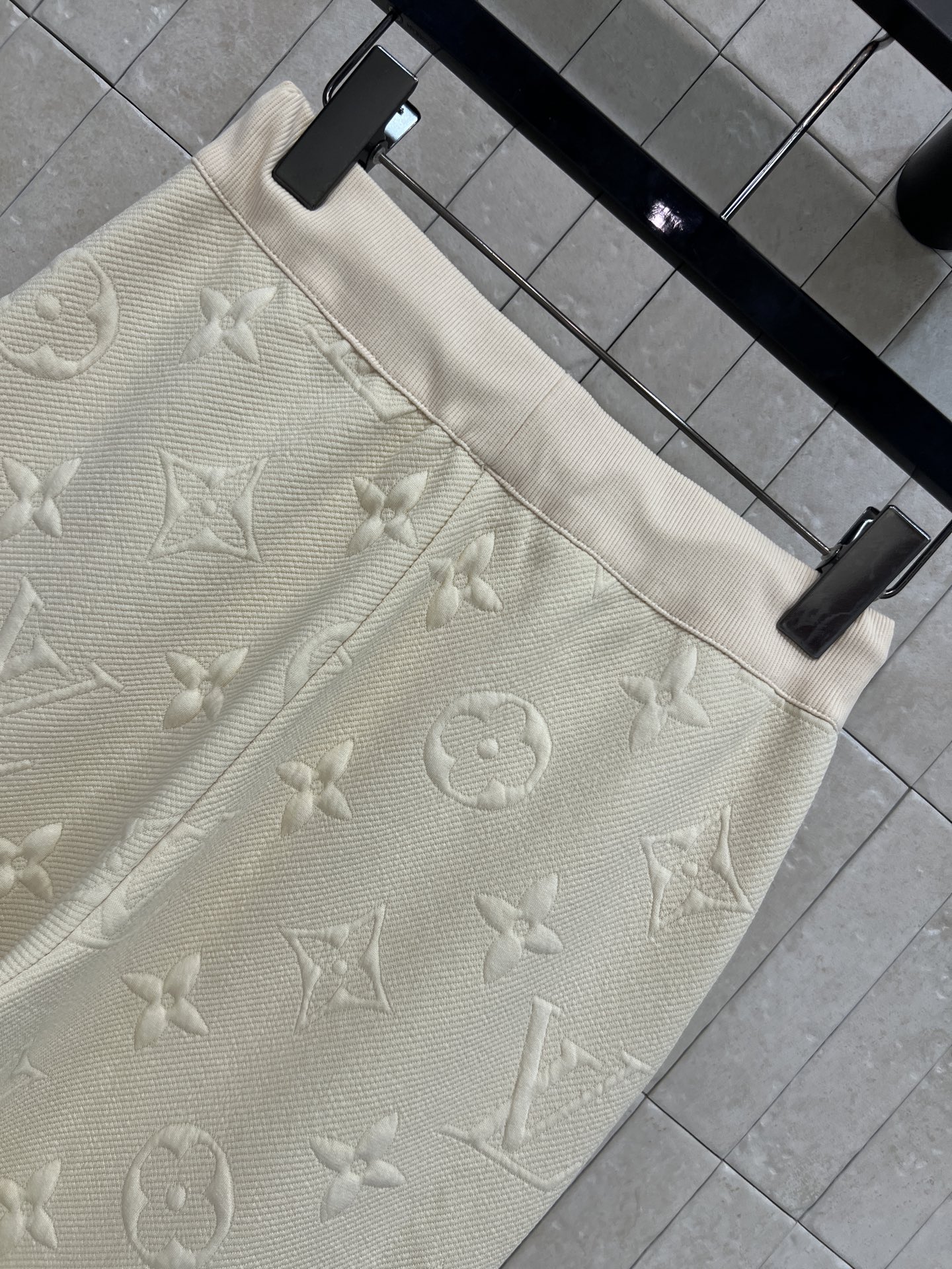 L家 26夏季新款 立体提花长裤 经典老花图案 高品质面料 柔软亲肤又透气 高腰+抽绳设计 修饰腰线 宽