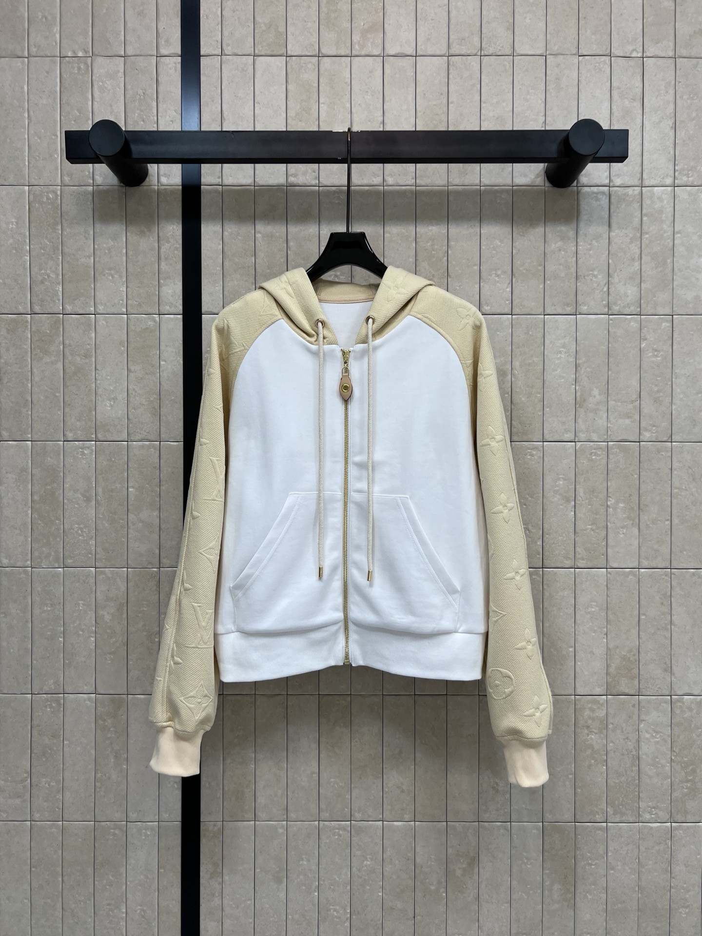NO:835859,L's 26 new summer style three-dimensional jacquard color-blocked jacket, raglan sleeves with contrasting color splicing, zipper closure + drawstring hood can be adjusted freely, practical and fashionable, double front pockets are super convenient, casual and comfortable, can be easily managed in daily life or travel, paired with jeans and sneakers, easy to get fashionable and casual style, two colors and four codes Size/S-M-L-XL,, louis vuitton, sneakers, jeans, jackets & coats, hats,19860909L家 26夏季新款 立体提花拼色外套 插肩袖撞色拼接 拉链开合+抽绳连帽可自由调节 实用又时髦 正面双口袋超方便 休闲舒适 日常或旅行都能轻松驾驭 搭配牛仔裤 运动鞋 轻松get时尚随性风 两色四码Size/S-M-L-XL,,louis vuitton,sneakers,jeans,jackets & coats,hats,,Women's clothing