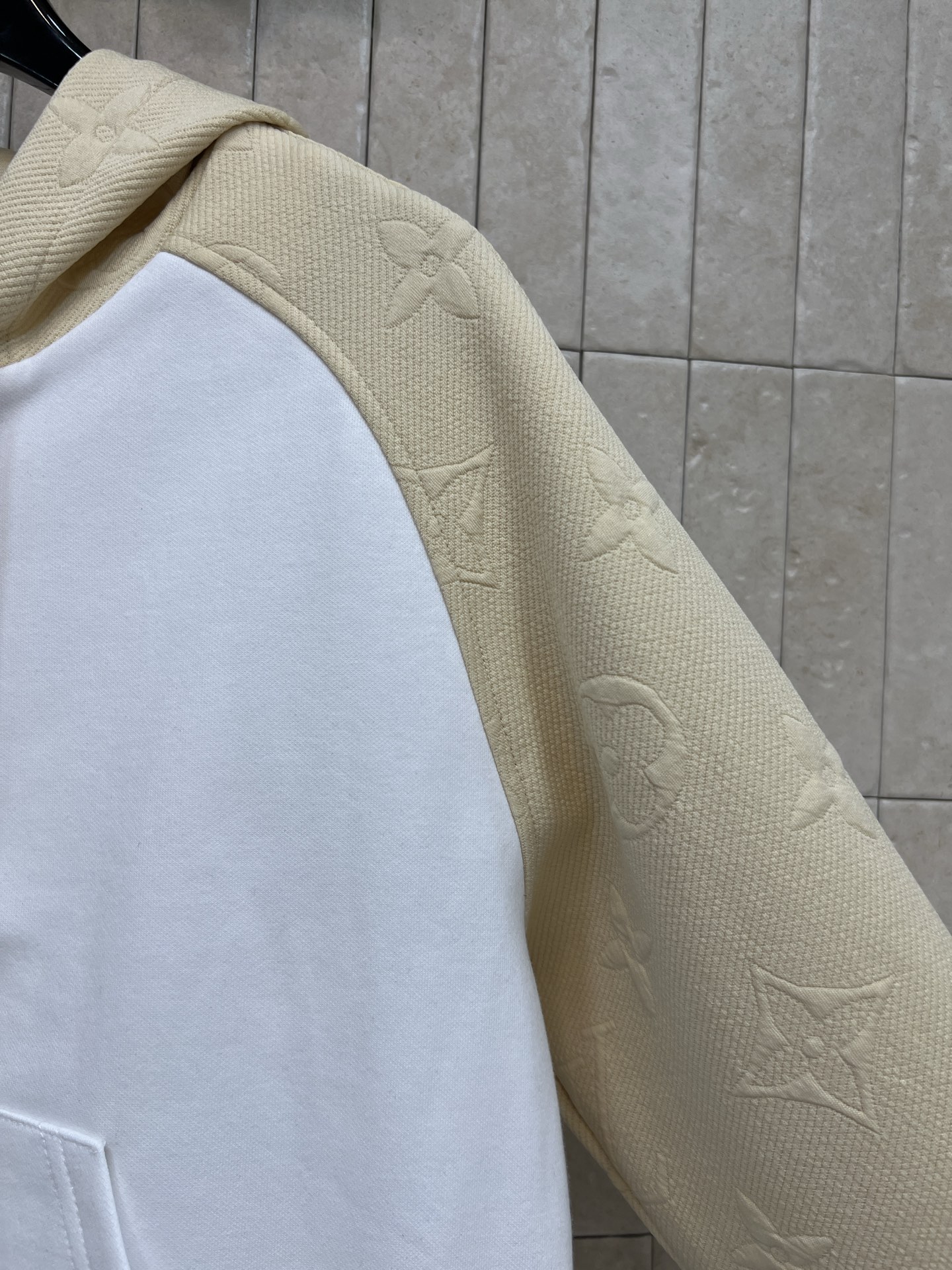 L家 26夏季新款 立体提花拼色外套 插肩袖撞色拼接 拉链开合+抽绳连帽可自由调节 实用又时髦 正面双口