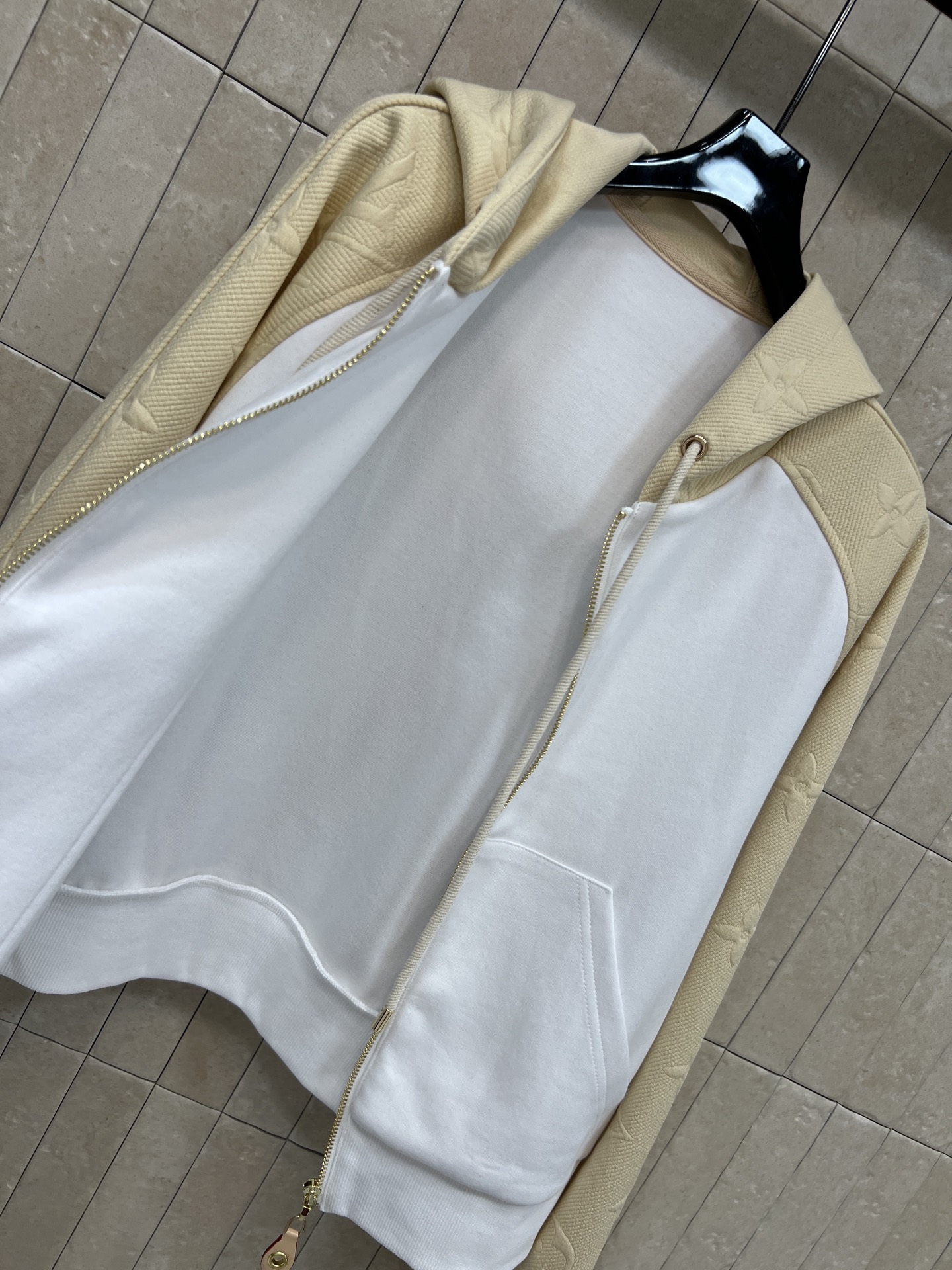 L家 26夏季新款 立体提花拼色外套 插肩袖撞色拼接 拉链开合+抽绳连帽可自由调节 实用又时髦 正面双口