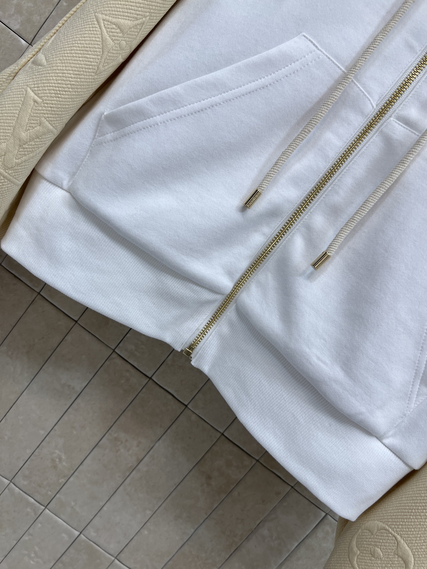 L家 26夏季新款 立体提花拼色外套 插肩袖撞色拼接 拉链开合+抽绳连帽可自由调节 实用又时髦 正面双口