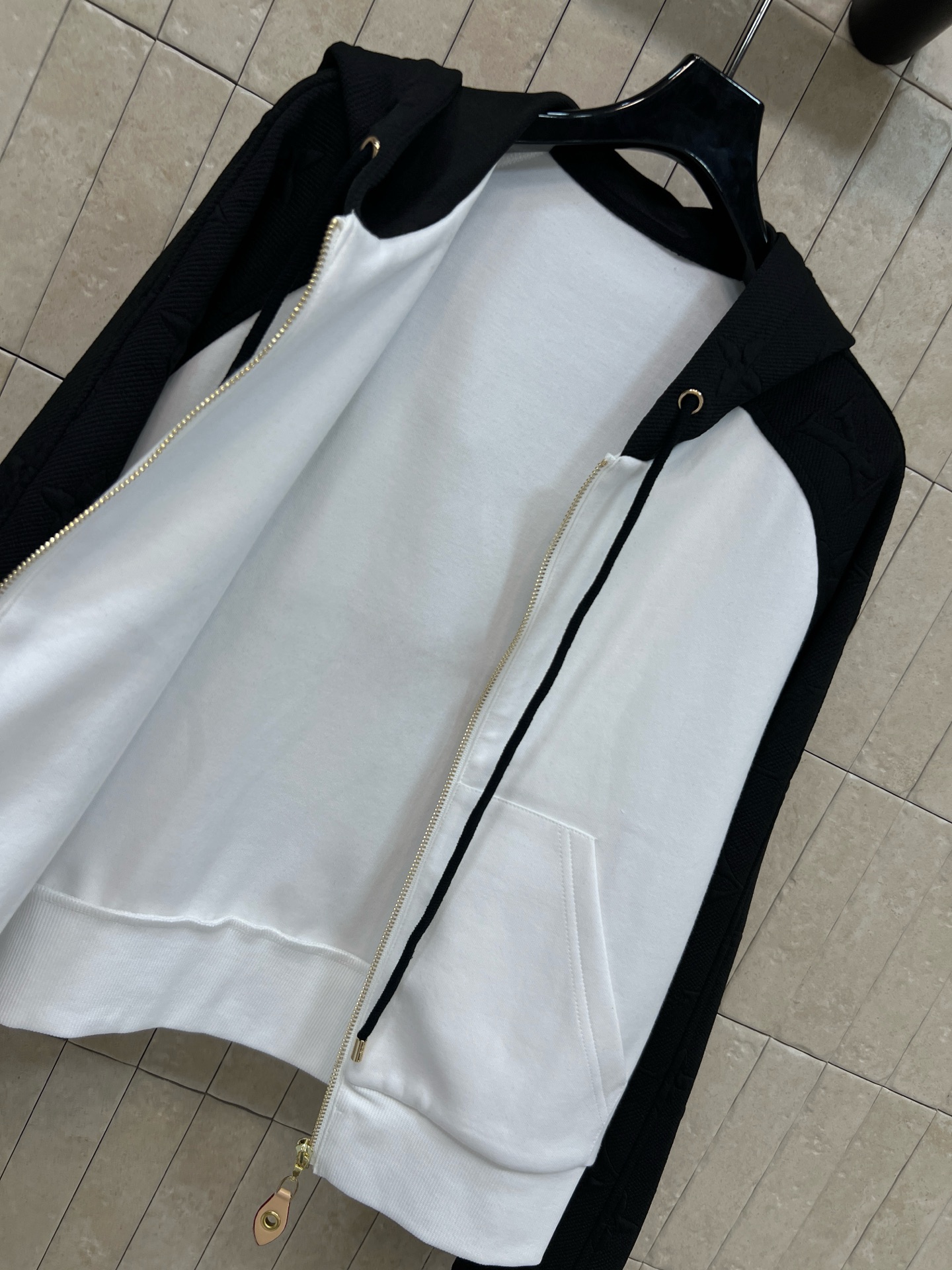 L家 26夏季新款 立体提花拼色外套 插肩袖撞色拼接 拉链开合+抽绳连帽可自由调节 实用又时髦 正面双口