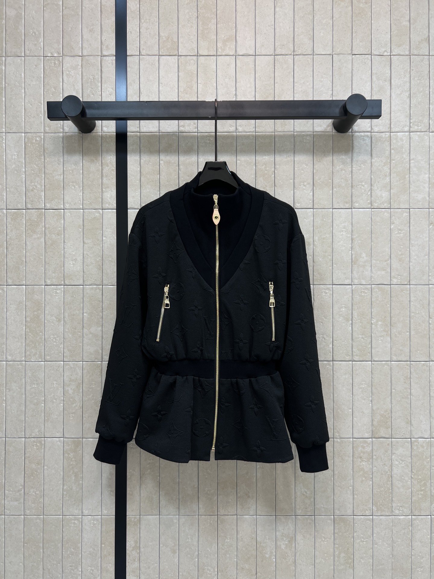 NO:835864,L's 26 new summer style black jacquard waisted jacket. High-quality fabrics. Comfortable to the touch. High collar stitching + V-neck layering. Self-leveling. Waist gathered design to modify body shape. Suitable for daily commuting. It goes well with casual pants or skirts. Easily create a high-end style. Four sizes in one color. Size/S-M-L-XL,, louis vuitton, skirts, jackets & coats,19860909L家 26夏季新款 黑色提花收腰外套 高品质面料 触感舒适 高领拼接+V领叠穿 自带层次 腰部收褶设计修饰身形 日常通勤 都很合适 搭配休闲裤或裙装都很出彩 轻松打造高级感穿搭风格 一色四码Size/S-M-L-XL,,louis vuitton,skirts,jackets & coats,,Women's clothing