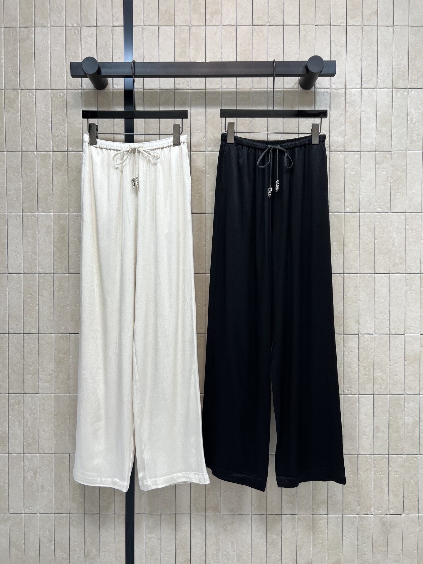 NO:835871,D's new 26 summer style drawstring wide-leg casual pants. High-waisted loose straight design. Covers the crotch and makes you slim. Drawstring elastic waist. Easy to put on and take off. Suitable for all body types. Refreshing and versatile. Can be easily managed for commuting, leisure, and vacation. Pair with short tops or loose shirts. Easily get lazy Korean style. Two colors and three sizes, Size/S-M-L,, dior, shirts,19860909D家 26夏季新款 抽绳阔腿休闲裤 高腰宽松直筒设计 遮胯显瘦 抽绳松紧腰 穿脱方便 适合各种体型 清爽百搭 通勤、休闲、度假都能轻松驾驭 搭配短上衣或宽松衬衫 轻松get慵懒韩系风 两色三码Size/S-M-L,,dior,shirts,,Women's clothing