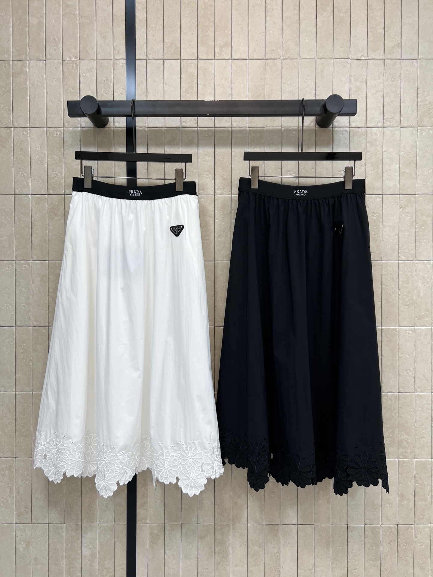 NO:835833,PD Home 26 new summer styles Contrast color skirt at the waist Made of high-quality soft and breathable fabric Exquisite lace design at the skirt Elegant and detailed Contrast color elastic waist + triangle logo Perfect brand recognition19860909PD家 26夏季新款 腰头撞色半裙 采用高品质柔软透气面料 裙摆精致花边设计 优雅又有细节感 撞色松紧腰头+三角Logo 品牌辨识度满分 A字版型显瘦遮胯 日常通勤或休闲都能轻松驾驭 搭配简约上衣就很高级 两色三码Size/S-M-L,,dior,skirts,,Women's clothing