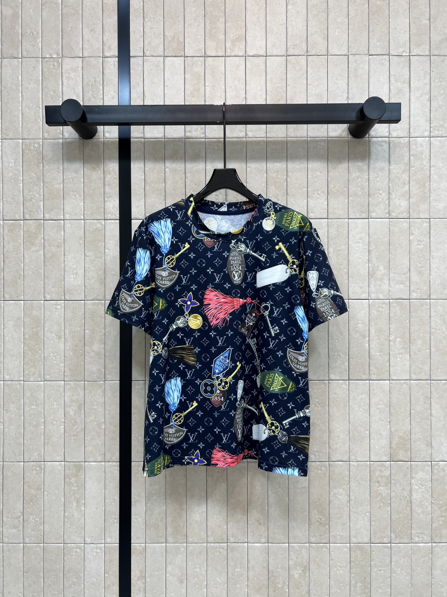 NO:835841,L's 26 new summer style printed short-sleeved T-shirt, round neck presbyopic design, dropped shoulders and loose fit, not picky about your body shape, every print is clear and full, full of texture, it can look good whether worn alone or inside, it can be easily managed in daily casual or street style, it looks great with shorts and jeans, one color and three codes, Size/S-M-L,, Louis vuitton, shorts, jeans, T-shirt, tees, t-shirt,19860909L家 26夏季新款 印花短袖T恤 圆领老花设计 落肩宽松版型 不挑身材 每一处印花都清晰饱满 质感拉满 不管单穿还是内搭 都能好看 日常休闲或街头风都能轻松驾驭 搭配短裤 牛仔裤都很出彩 一色三码Size/S-M-L,,louis vuitton,shorts,jeans,T-shirt,tees，t-shirt,,Women's clothing