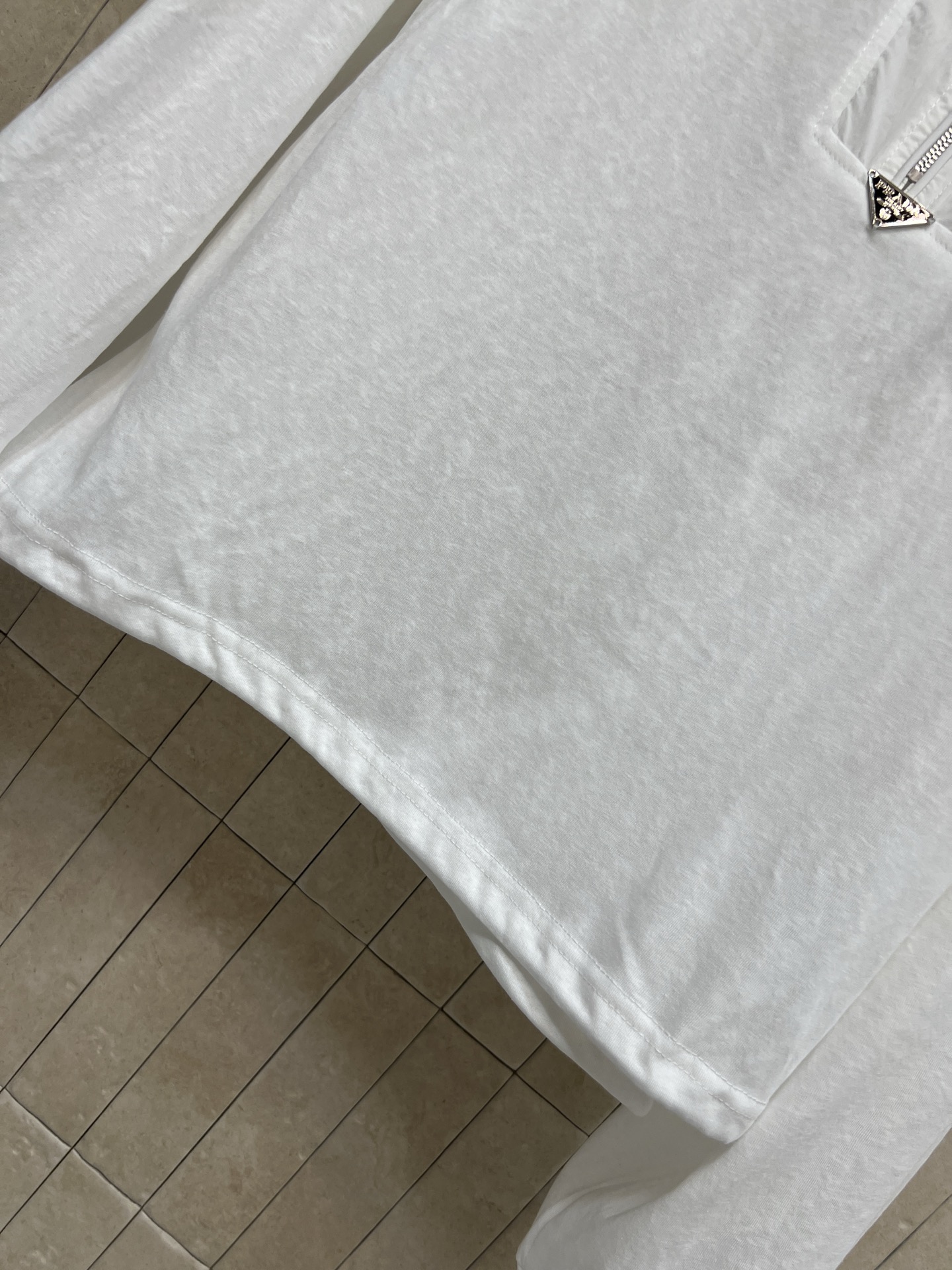 PD家 26夏季新款 白色连帽长袖 轻盈透气面料 夏天穿超舒服 简约半拉链+连帽设计 实用又时髦 日常通