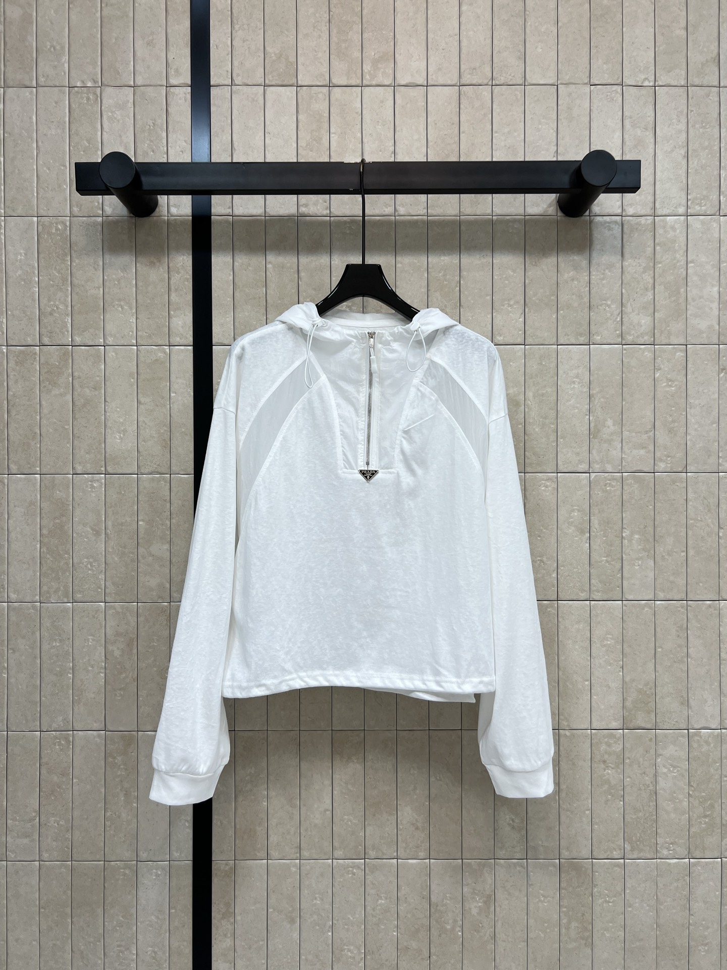 NO:835845,PD Home 26 new summer styles White hooded long sleeves Light and breathable fabric Super comfortable to wear in summer Simple half-zip + hooded design Practical and fashionable Daily commuting can be easily controlled outdoors The cut is loose and smooth Pair with overalls or one-step skirts Easily get a high-end look Three sizes in one color Size/S-M-L,, dior, skirts, hats,19860909PD家 26夏季新款 白色连帽长袖 轻盈透气面料 夏天穿超舒服 简约半拉链+连帽设计 实用又时髦 日常通勤 户外都能轻松驾驭 剪裁松弛垂顺 搭配工装裤或一步裙 轻松get高级感穿搭 一色三码Size/S-M-L,,dior,skirts,hats,,Women's clothing