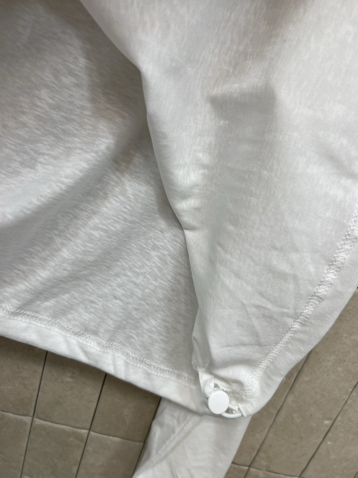 PD家 26夏季新款 白色连帽长袖 轻盈透气面料 夏天穿超舒服 简约半拉链+连帽设计 实用又时髦 日常通