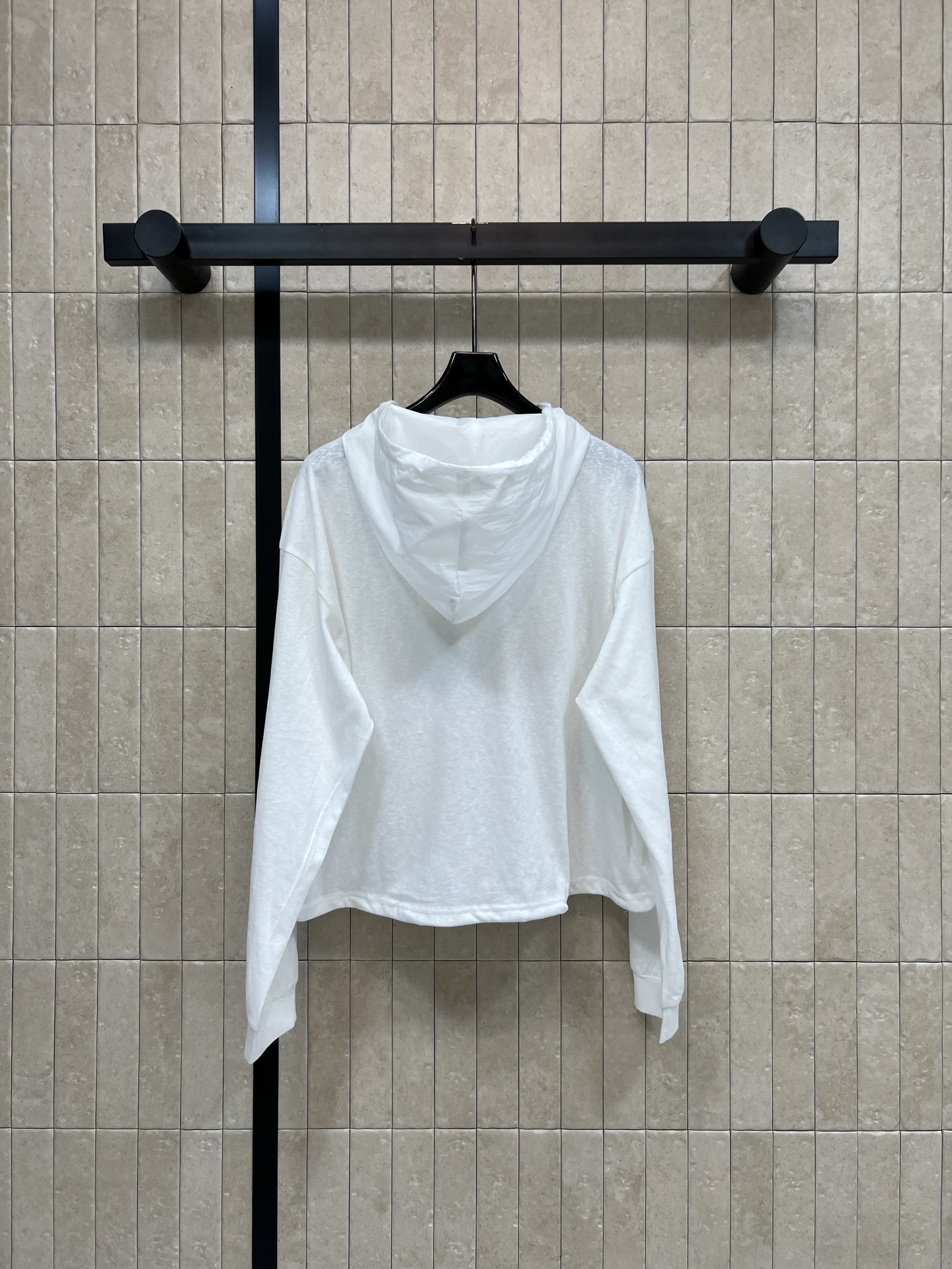PD家 26夏季新款 白色连帽长袖 轻盈透气面料 夏天穿超舒服 简约半拉链+连帽设计 实用又时髦 日常通