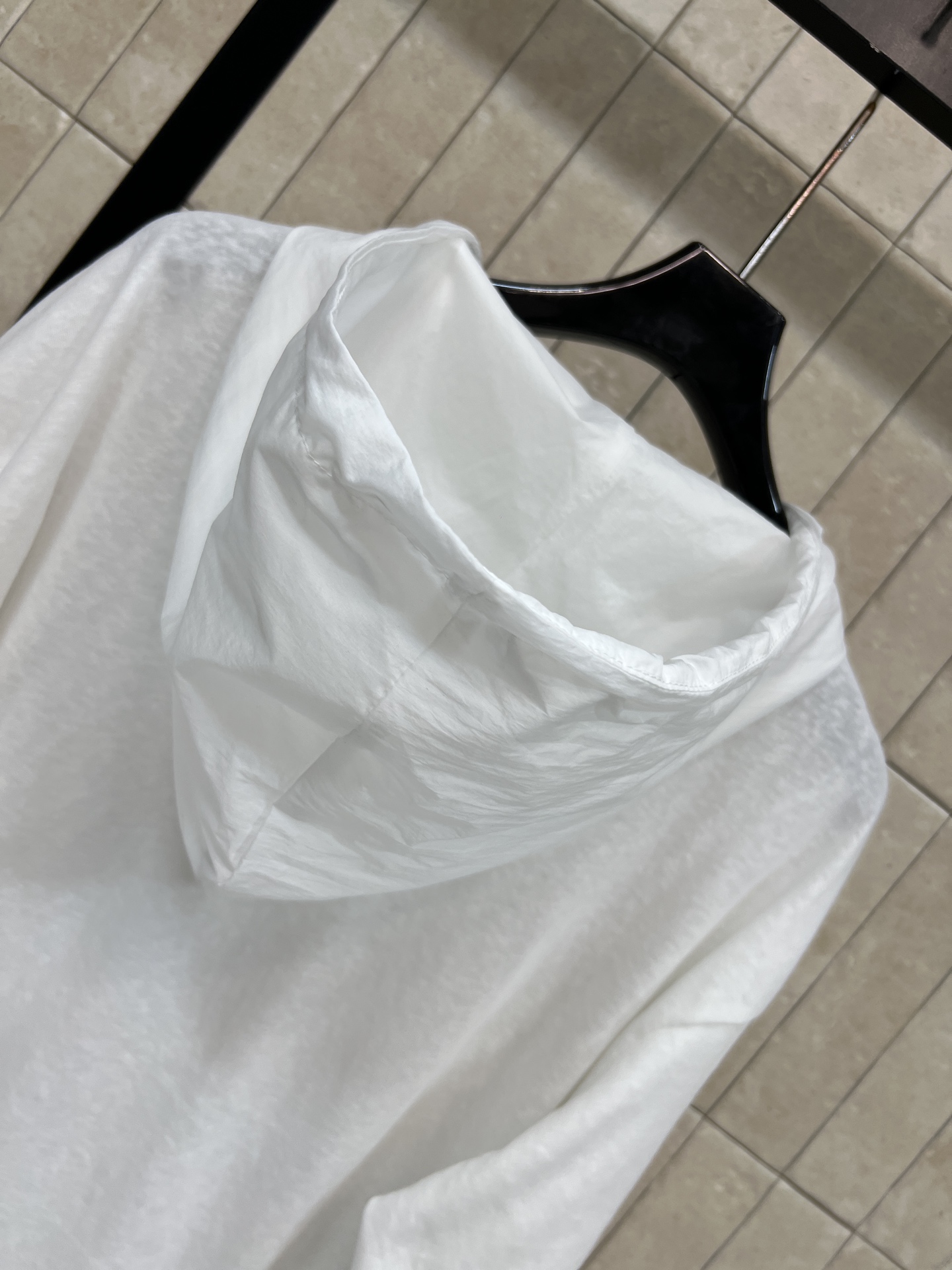 PD家 26夏季新款 白色连帽长袖 轻盈透气面料 夏天穿超舒服 简约半拉链+连帽设计 实用又时髦 日常通