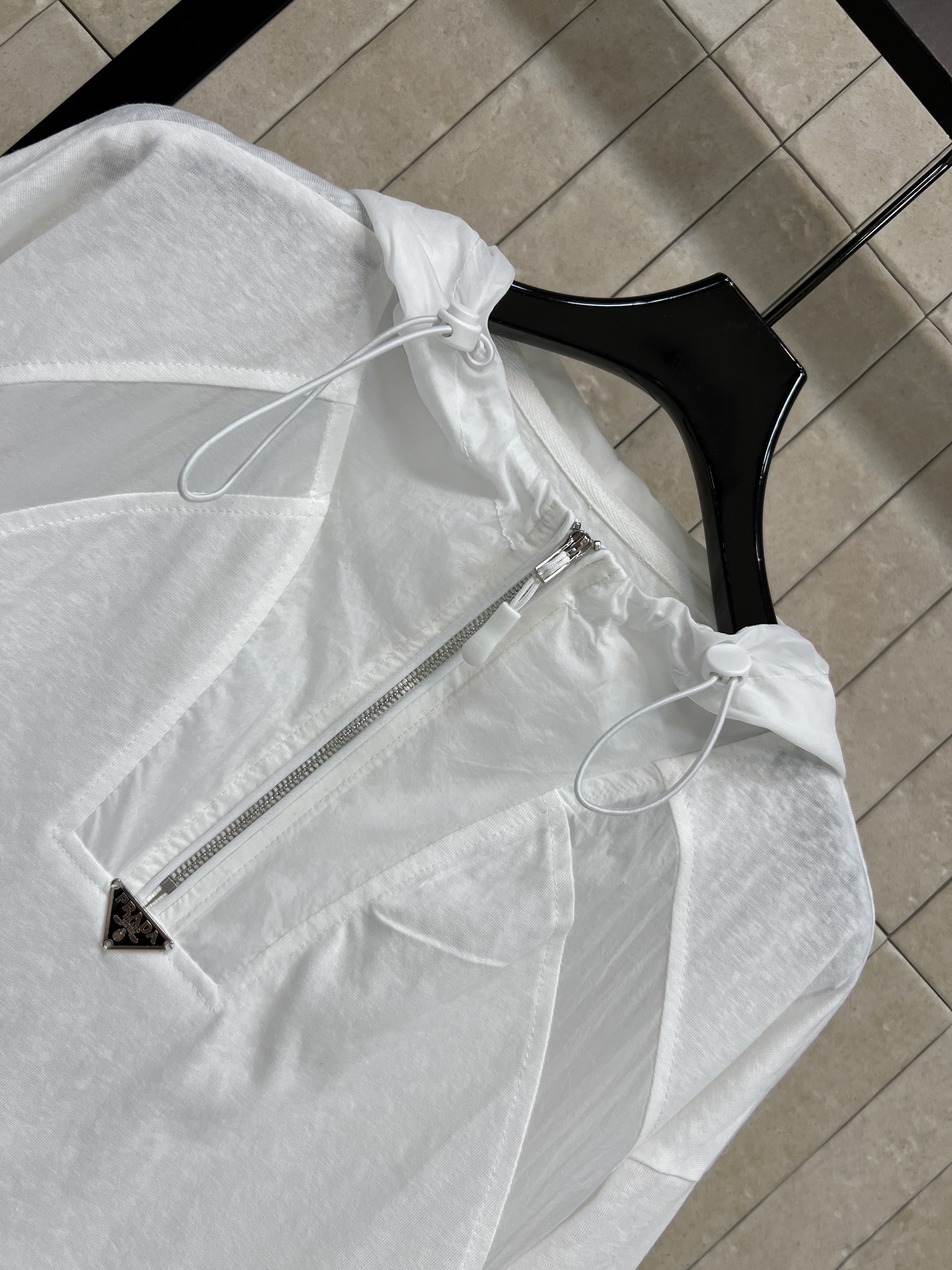 PD家 26夏季新款 白色连帽长袖 轻盈透气面料 夏天穿超舒服 简约半拉链+连帽设计 实用又时髦 日常通