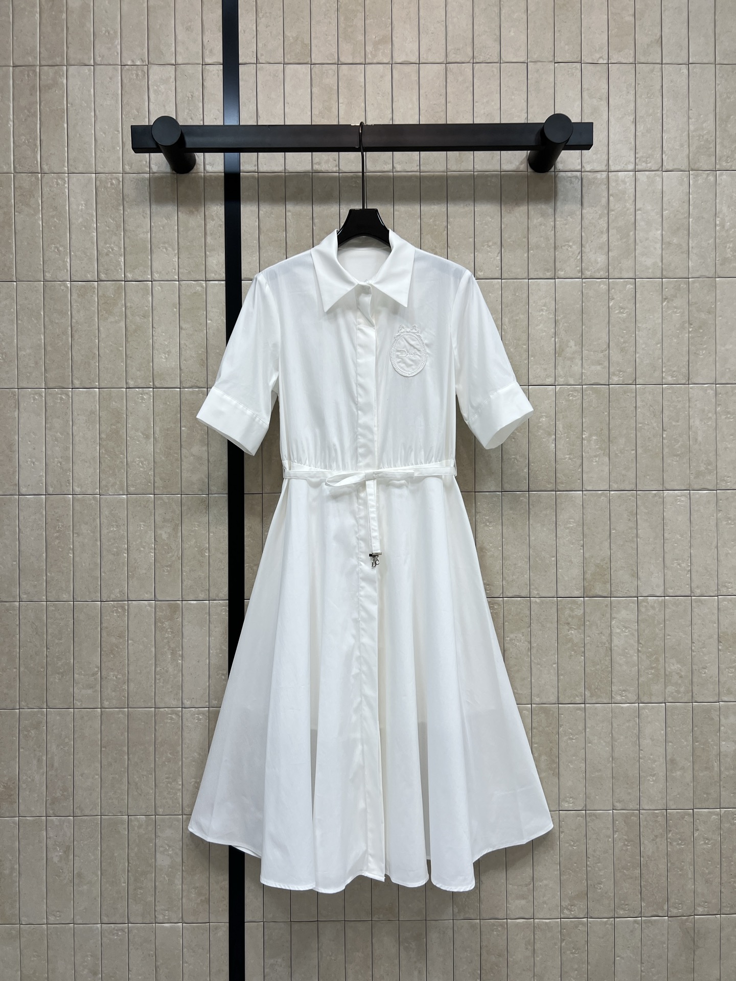 NO:835853,D Home 26 new summer style white lapel shirt dress. Pure cotton fabric. Breathable and comfortable. Perfect for summer. Classic shirt collar + single-breasted design. Adjustable waistband. Easily outlines the waistline. A-line skirt. Elegant and practical. Easy to manage for commuting, dating and vacation. Simple and advanced style. Versatile for any occasion. Three sizes in one color, Size/S-M-L,, dior, skirts, shirts,19860909D家 26夏季新款 白色翻领衬衫裙 纯棉面料 透气又舒适 夏天穿超合适 经典衬衫领+单排扣设计 腰带可调节 轻松勾勒腰线 A字裙摆 优雅又实用 通勤 约会 度假都能轻松驾驭 简约高级风格 百搭不挑场合 一色三码Size/S-M-L,,dior,skirts,shirts,,Women's clothing